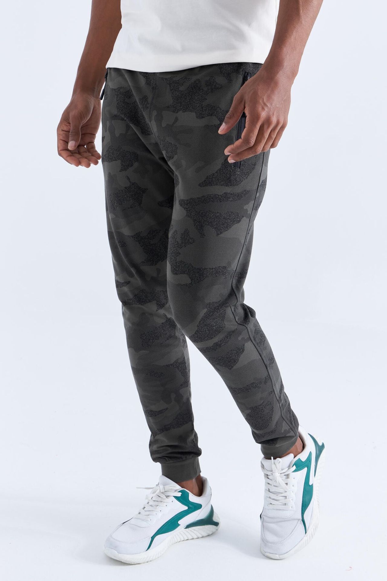 TOMMY Men's Camouflage Slim Fit Sweatpants 2