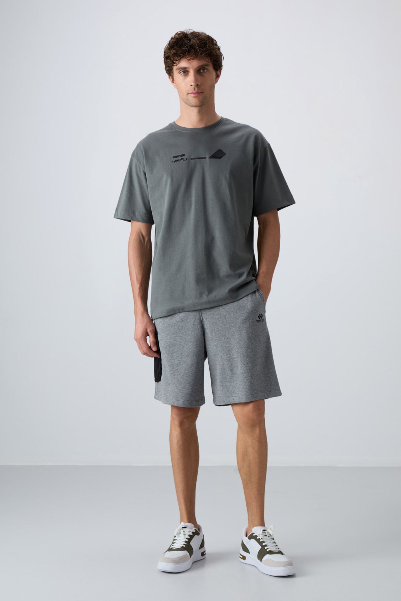 TOMMY Men's Wide-leg Cargo Shorts 1