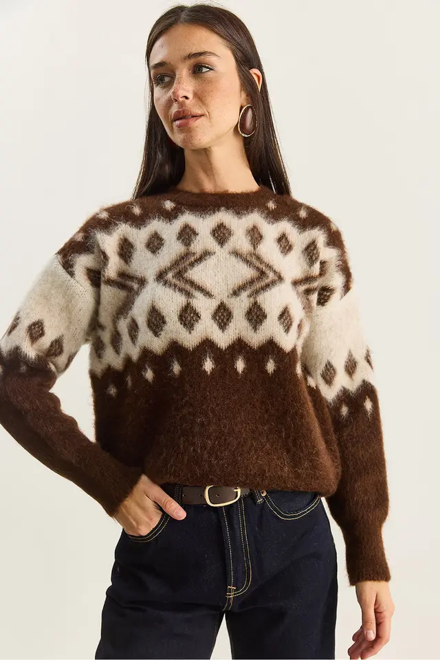 LUCCI Ethnic Pattern Thick Knit Sweater with Crew Neck