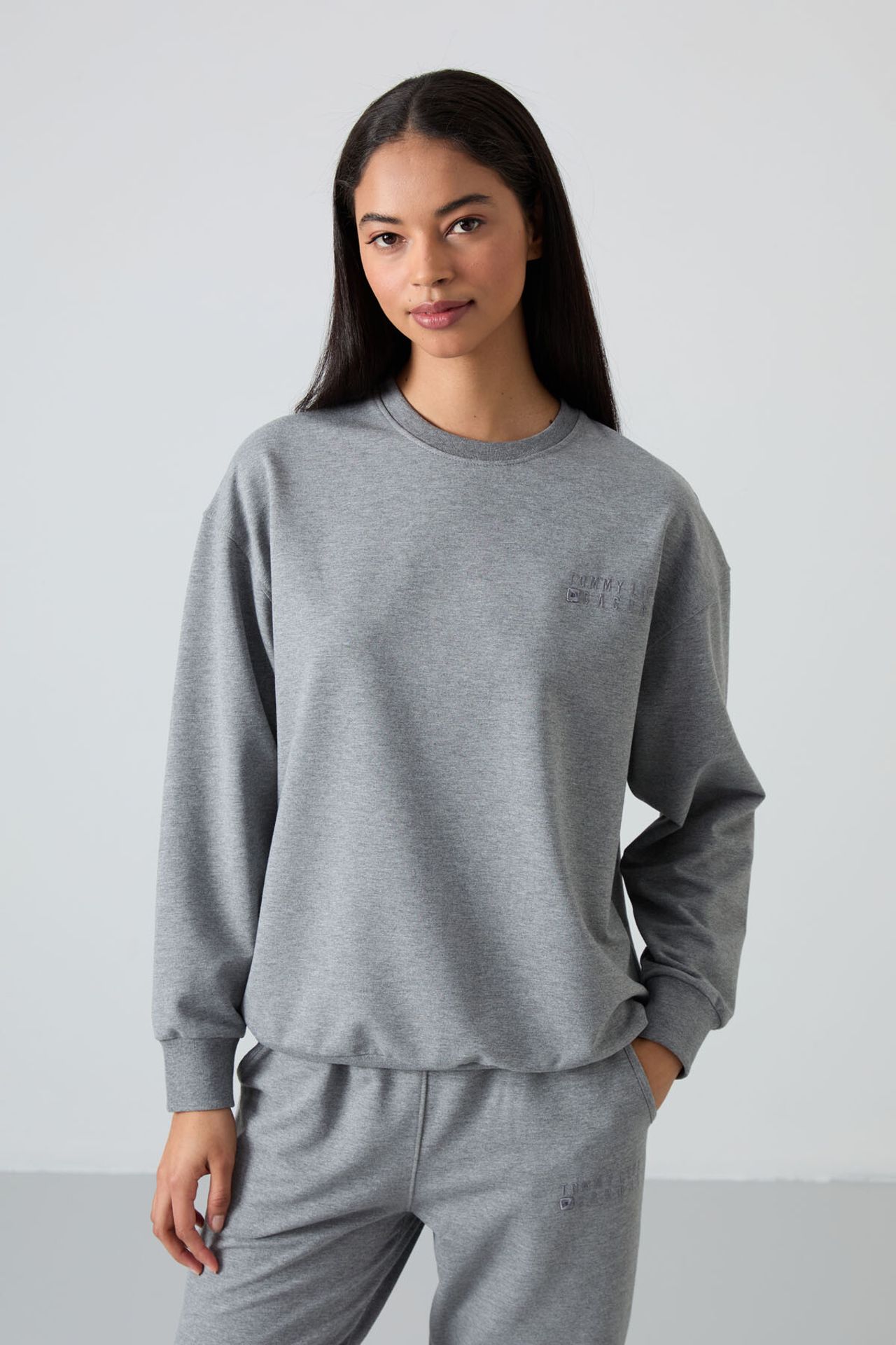 TOMMY Oversized Crew Neck Sweatshirt and Pants Set 5