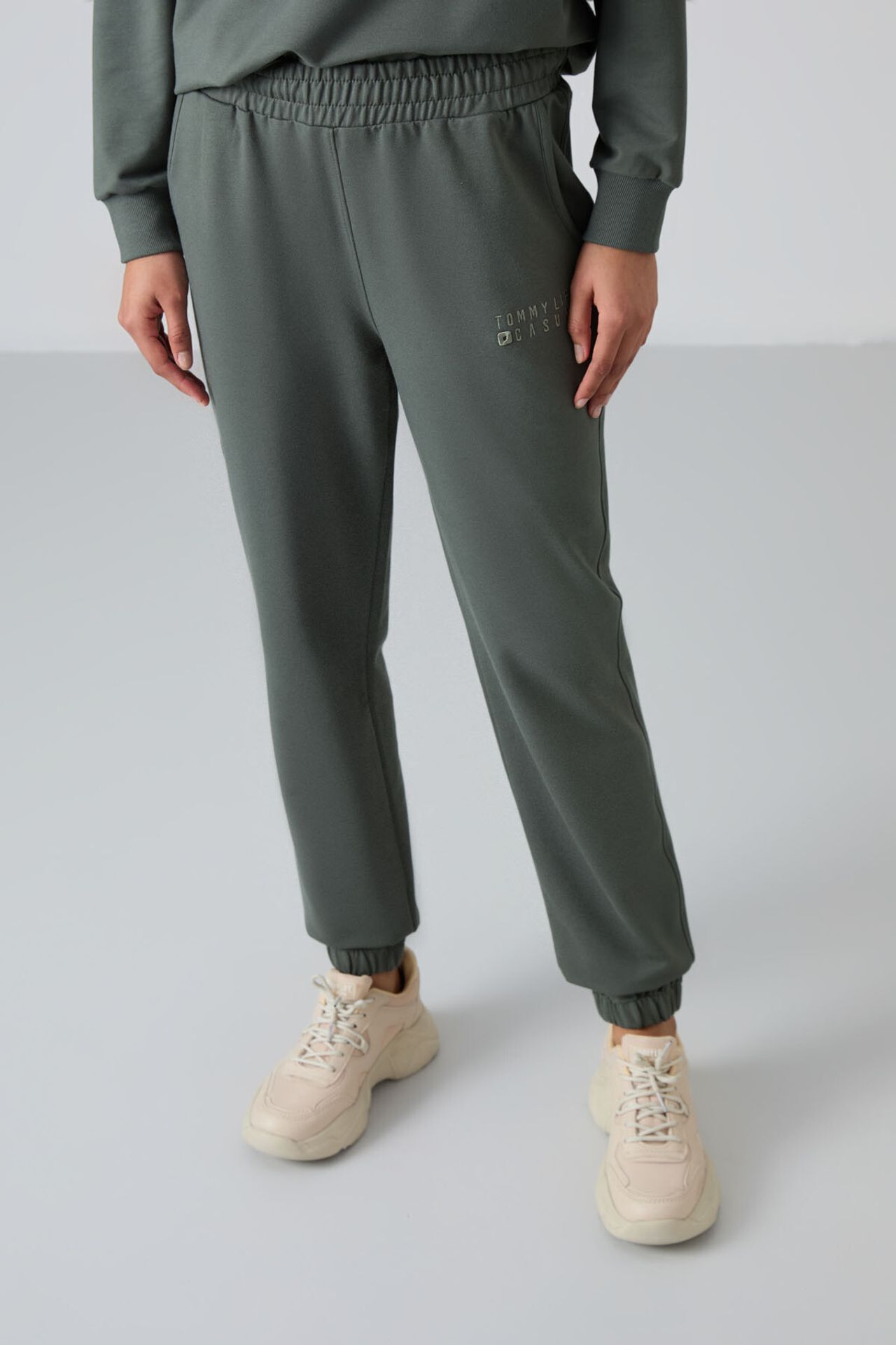 TOMMY Oversized Crew Neck Sweatshirt and Pants Set 4