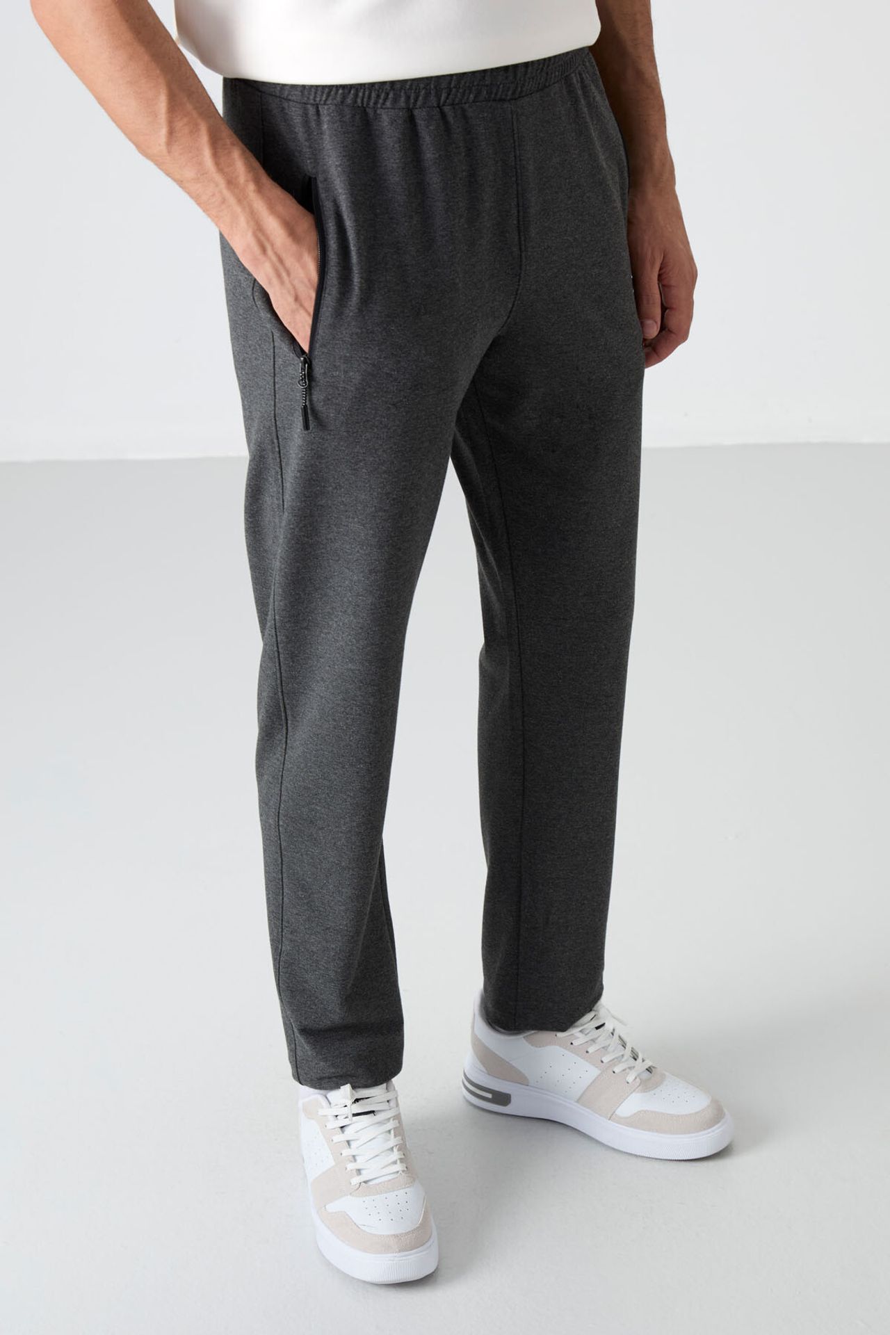 TOMMY Men's Regular Fit Straight-Leg Sweatpants 4