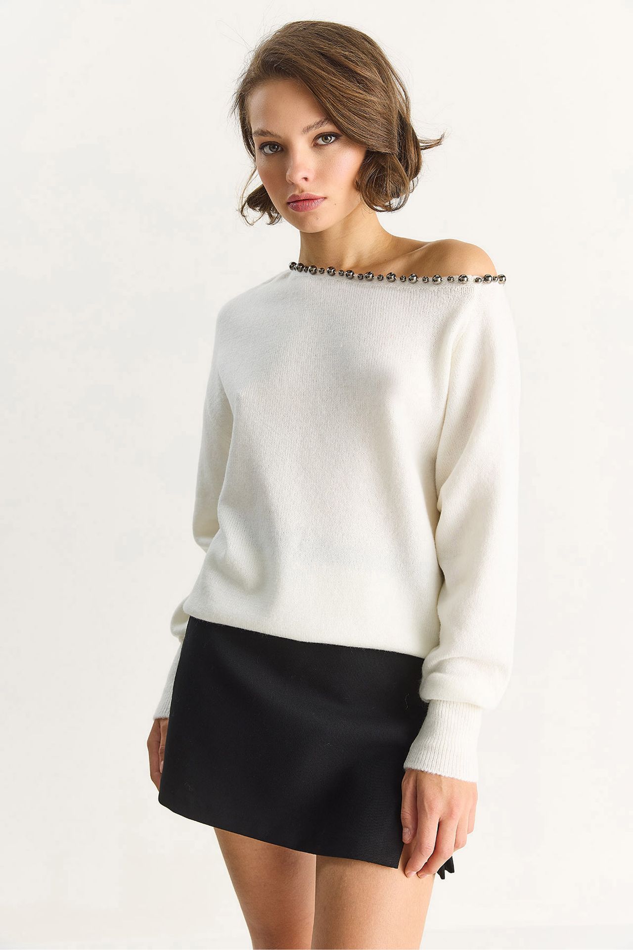 LUCCI Asymmetrical Collar Accessory Detailed Knit Sweater 5