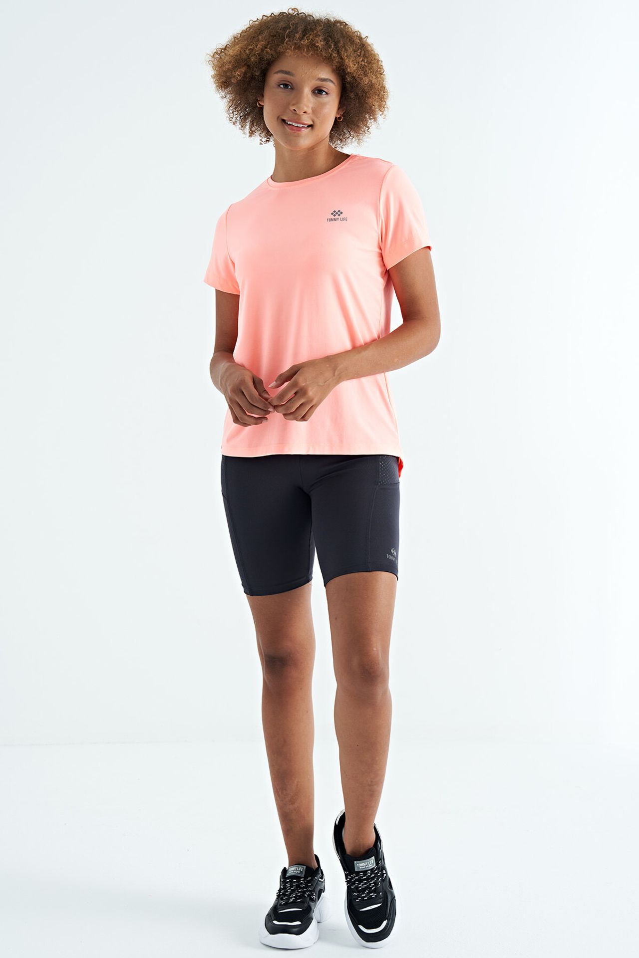 TOMMY Women's relaxed crew neck T-shirt with side slits 1