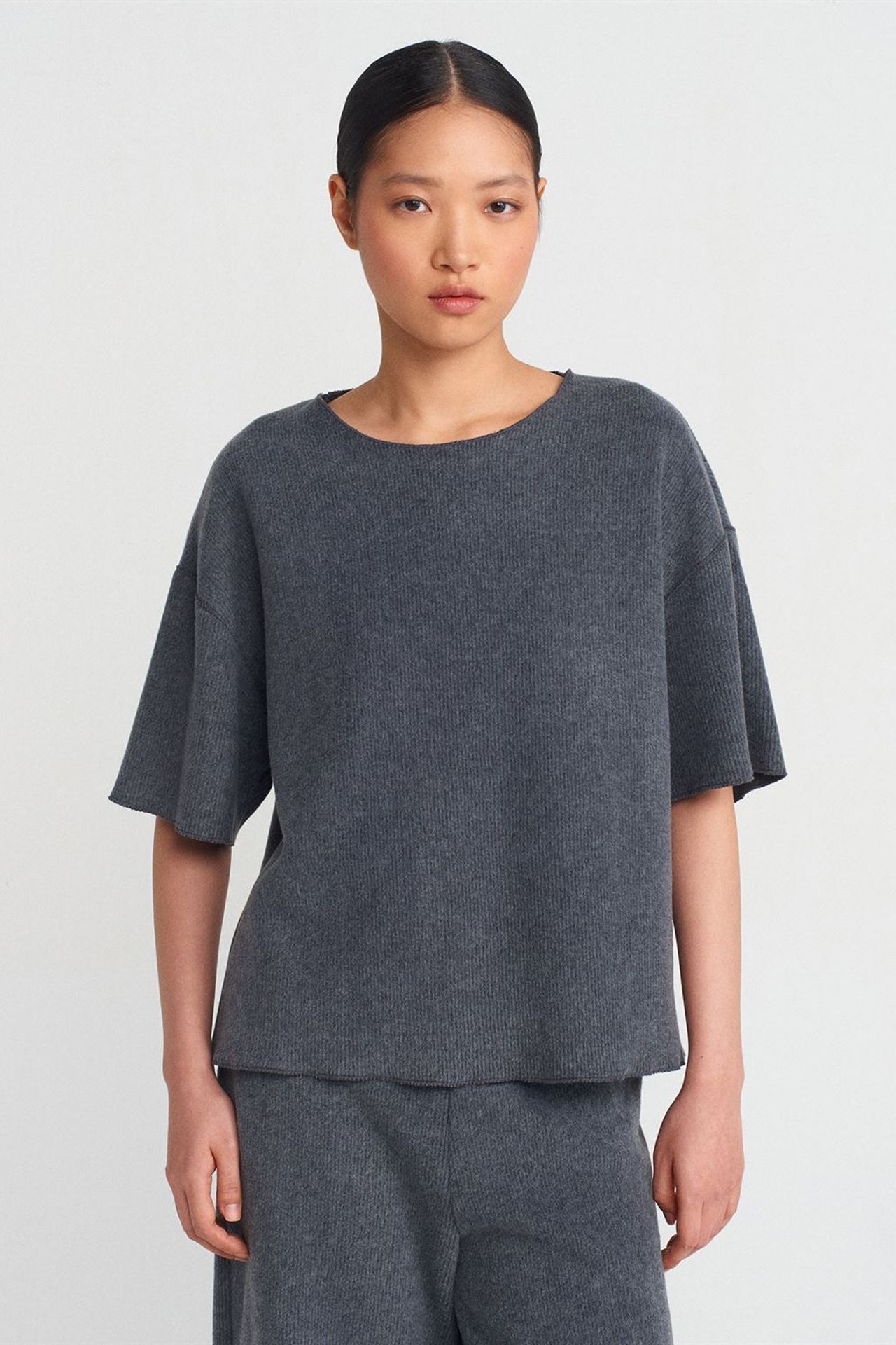DILVIN Women's Loose Fit Crew Neck T-Shirt 1