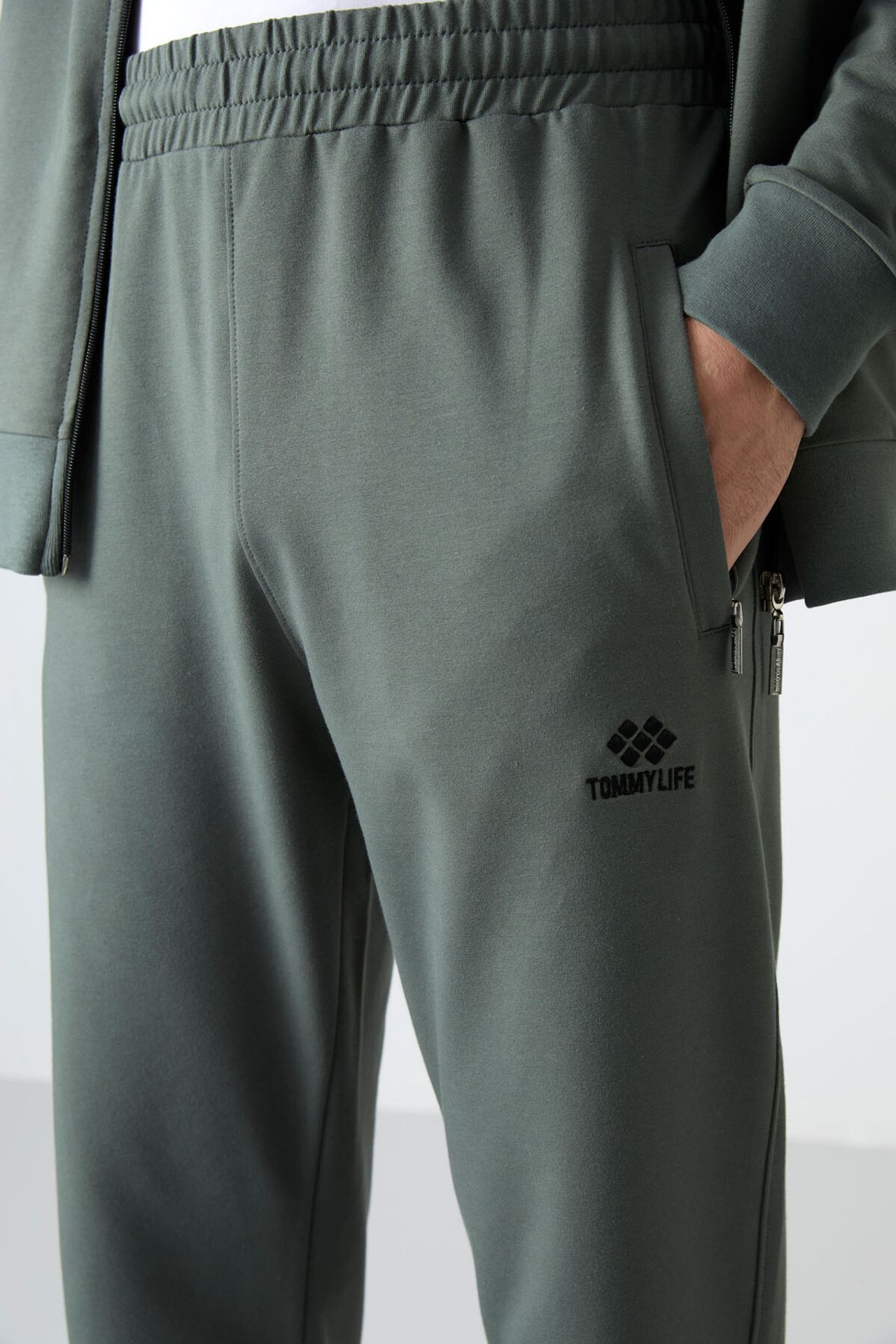 TOMMY Men's Relaxed Fit Zip-collar Sweatshirt And Pants Set 6