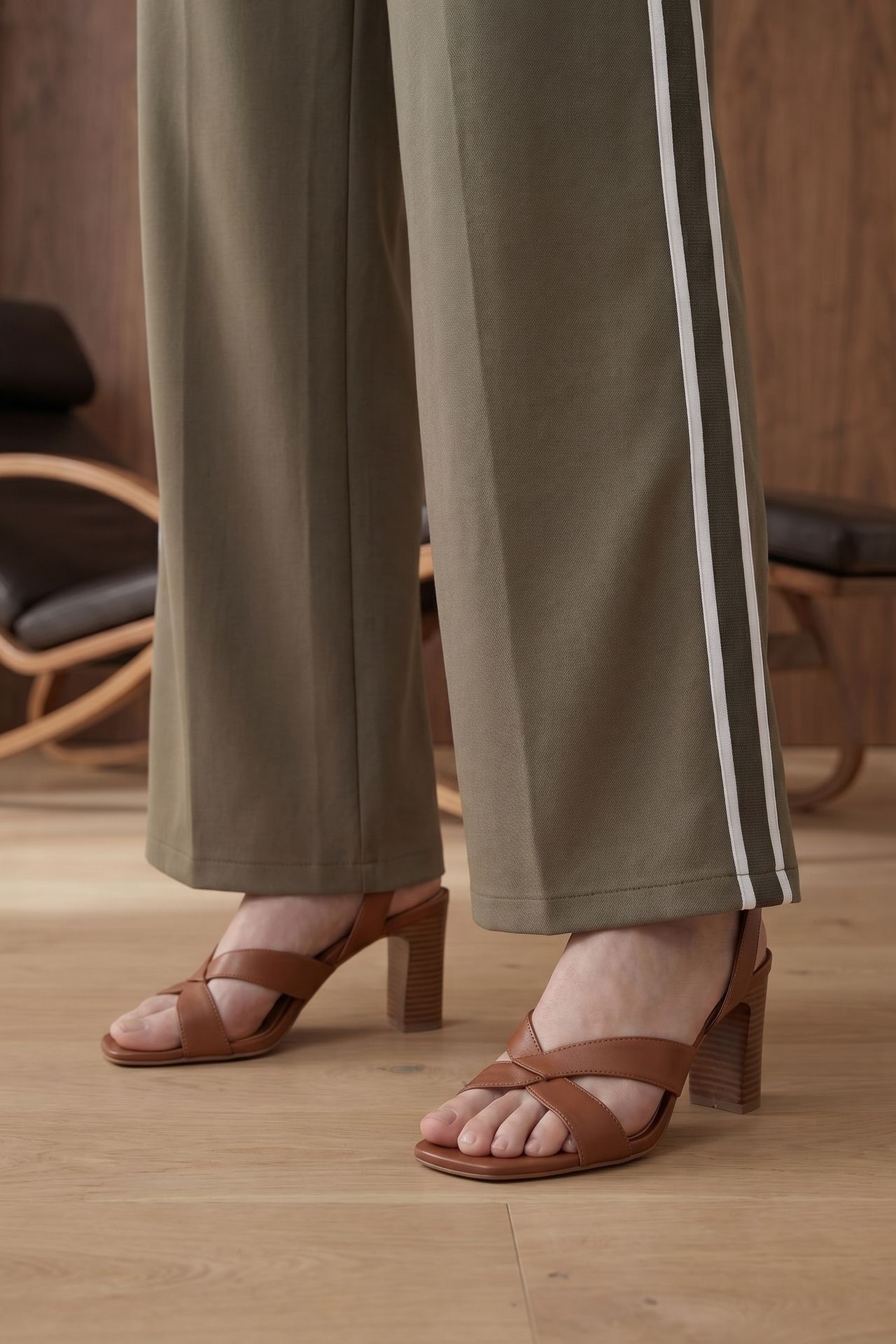 MY FASHION High-Waist Pleated Wide-Leg Trousers 4