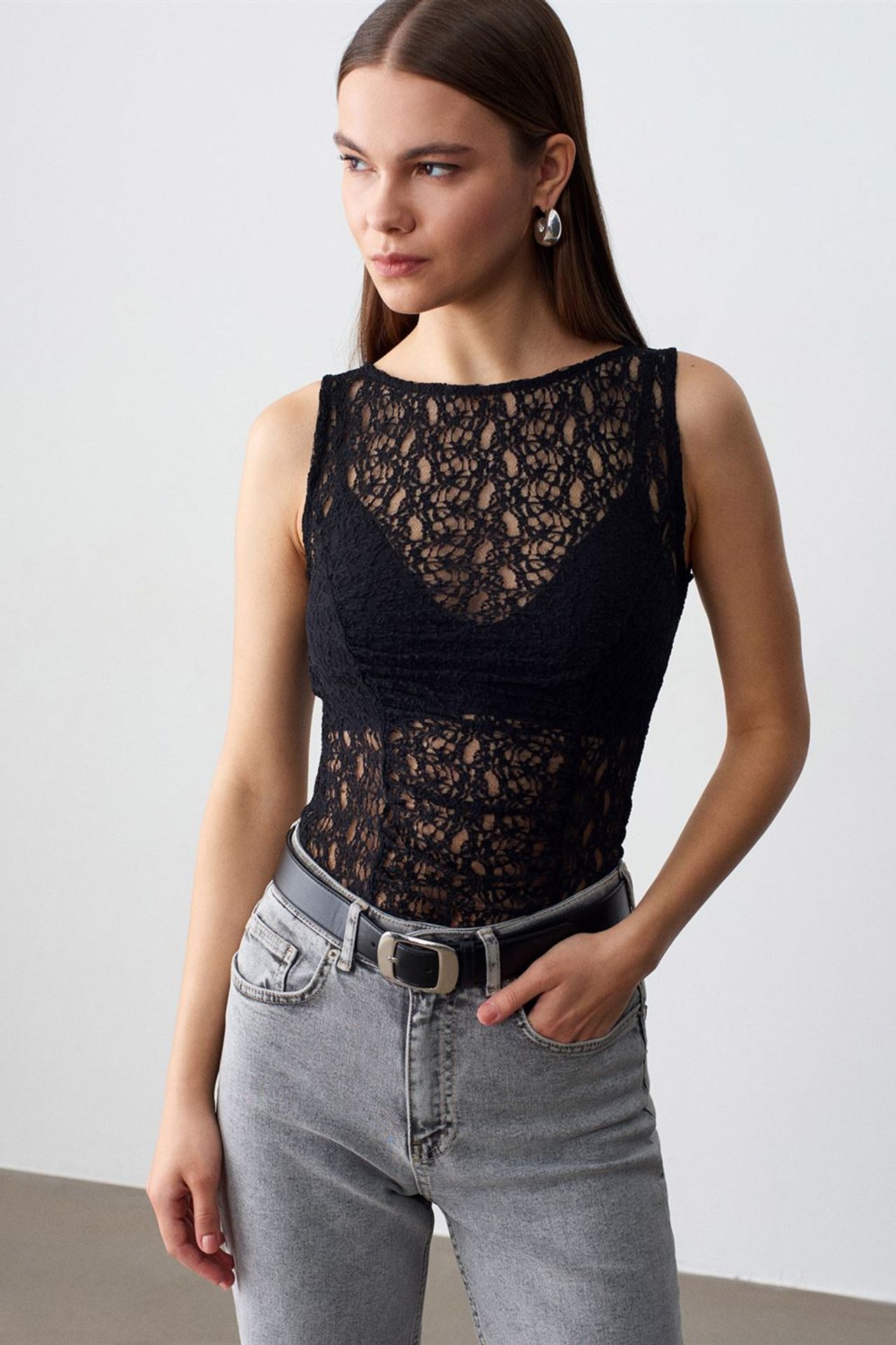 DILVIN Fitted Lace Sleeveless Blouse 1