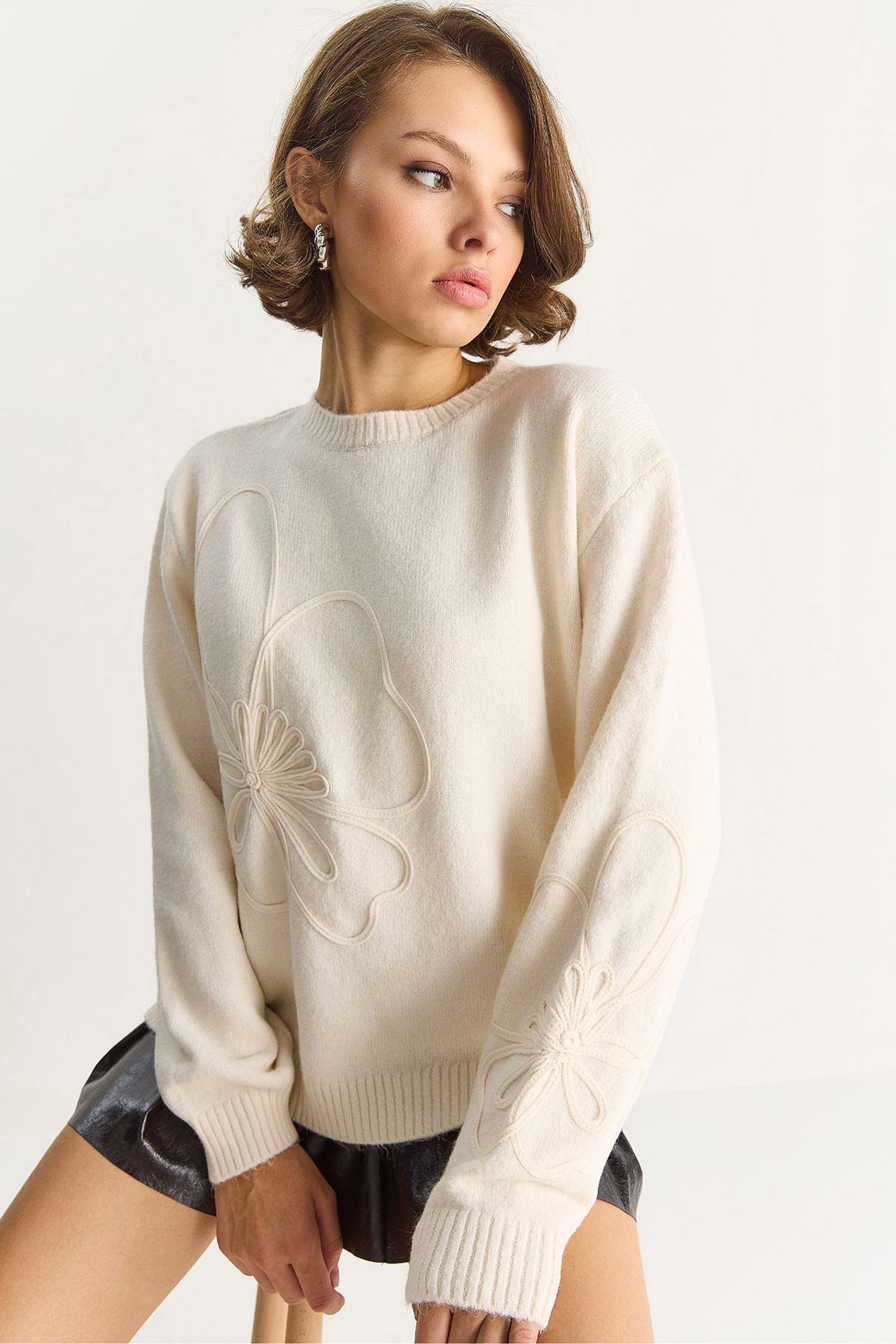 LUCCI Crew Neck Embroidered Knit Sweater 6