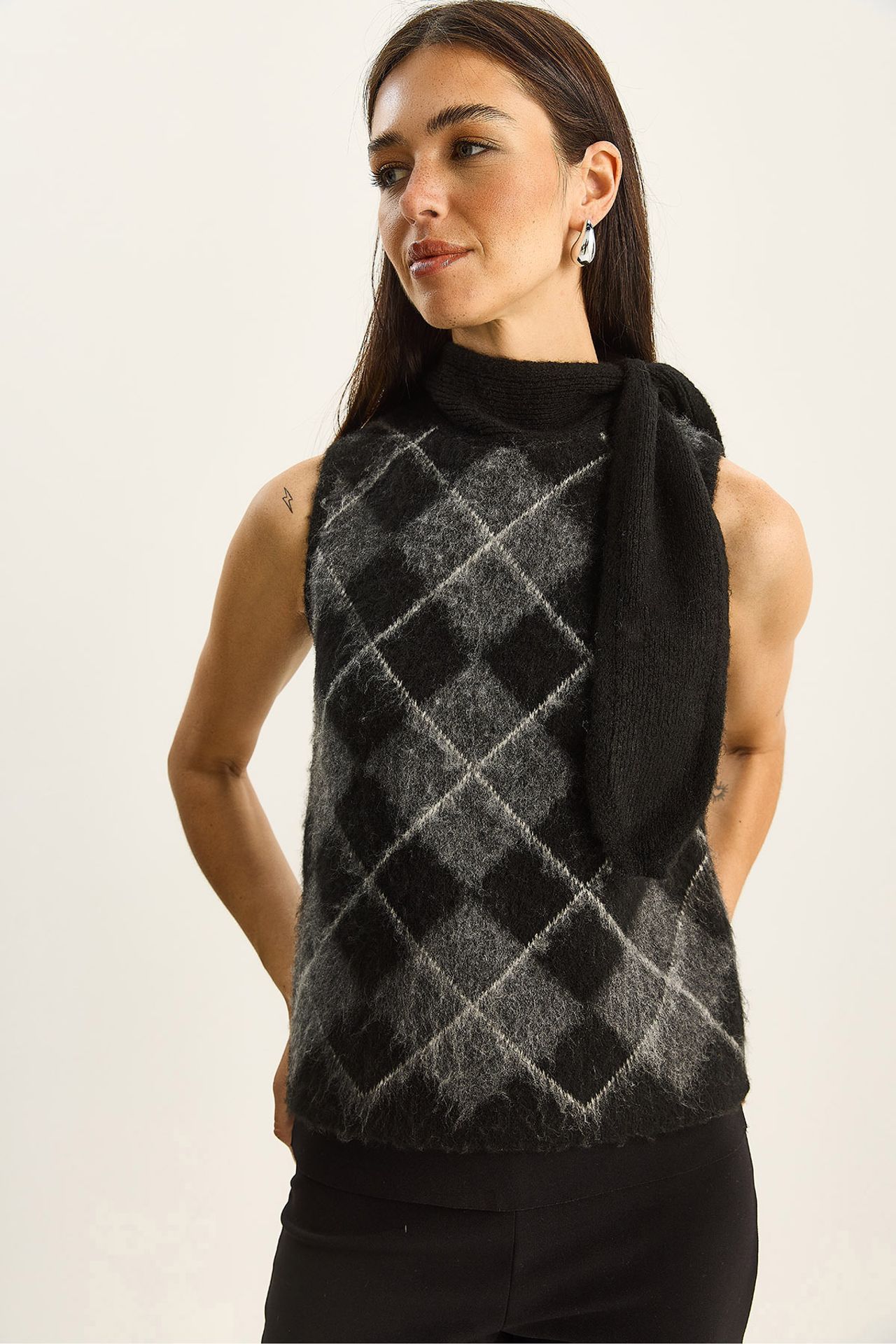 LUCCI Thick Ribbed Knitwear Sweater Vest with Turtleneck 3