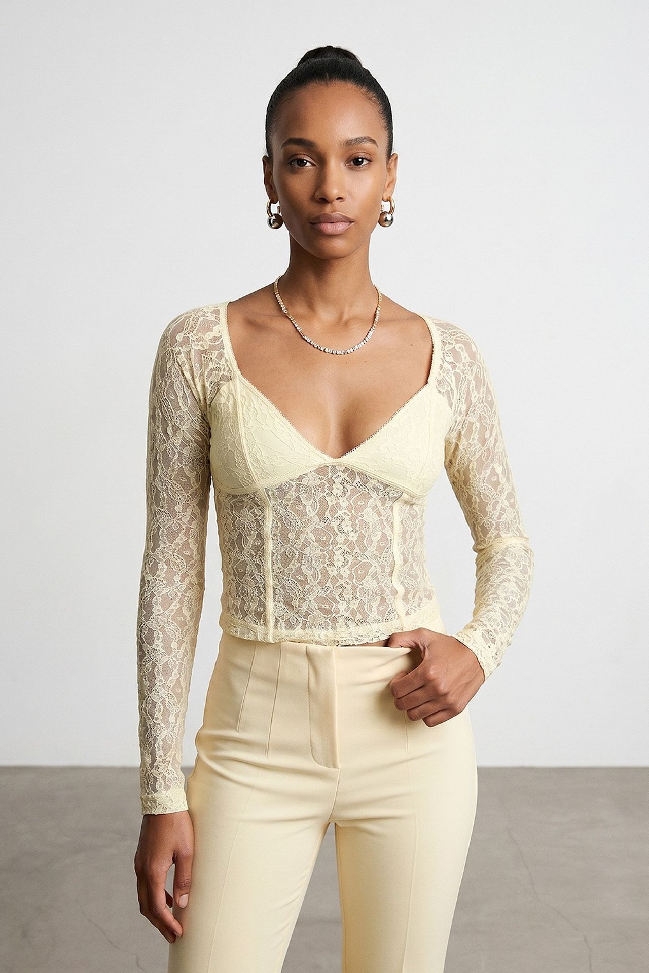 DILVIN Women’s Lace V-neck Long-sleeve Top 4