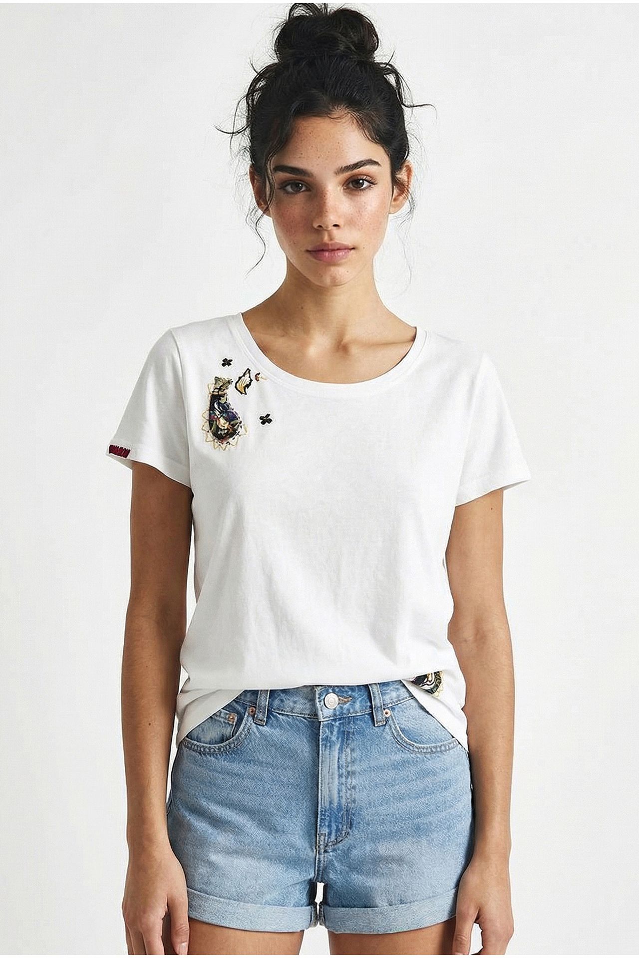 LUCCI Embroidered U Collar Basic T-Shirt 2