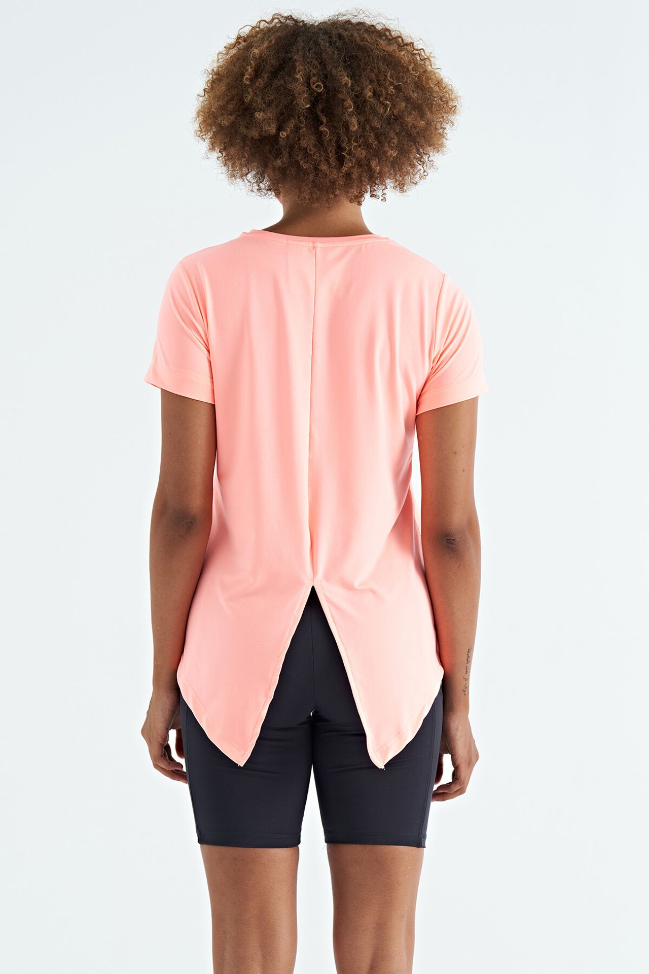 TOMMY Women's relaxed crew neck T-shirt with side slits 5