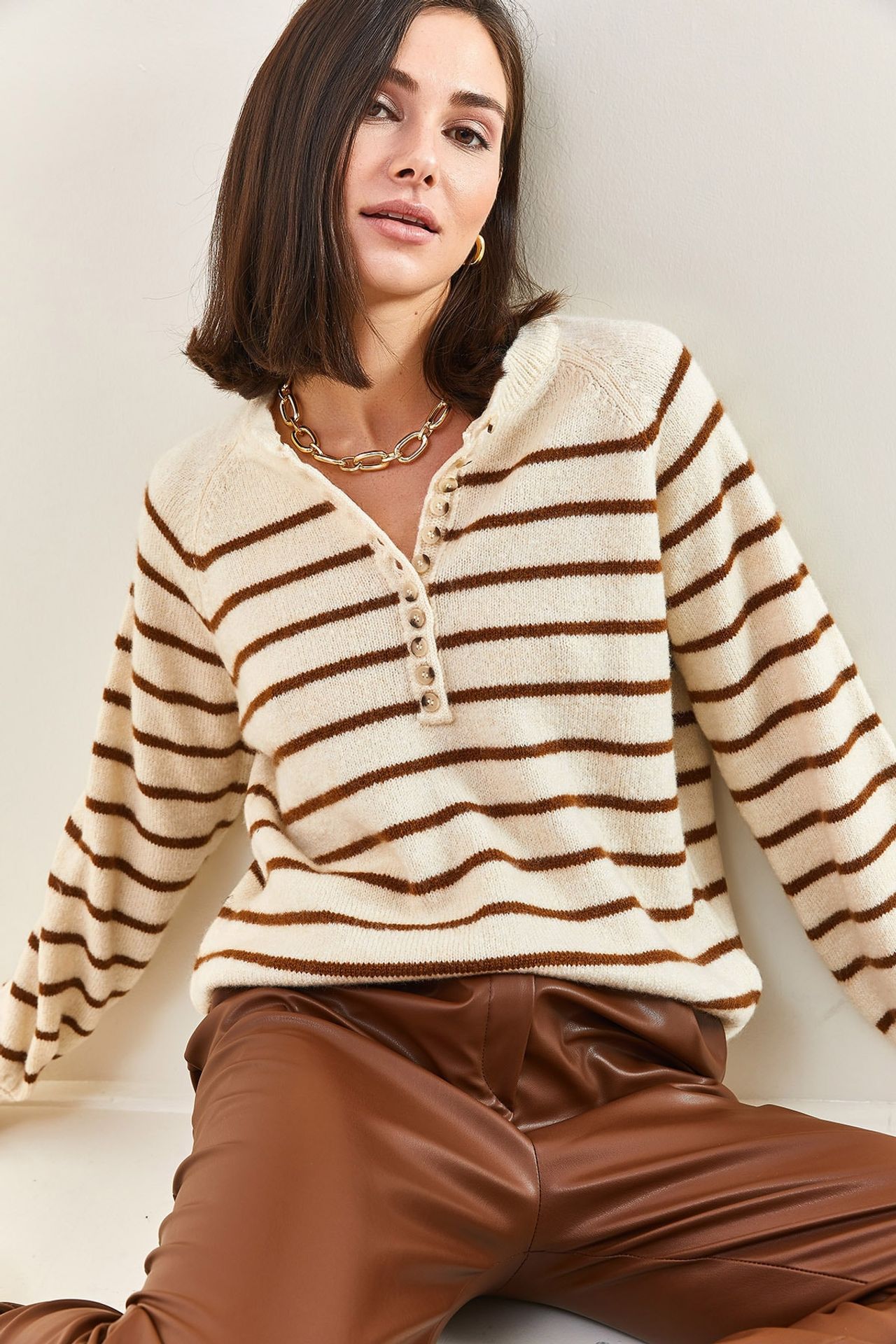 LUCCI Button-Collar Knit Sweater 1