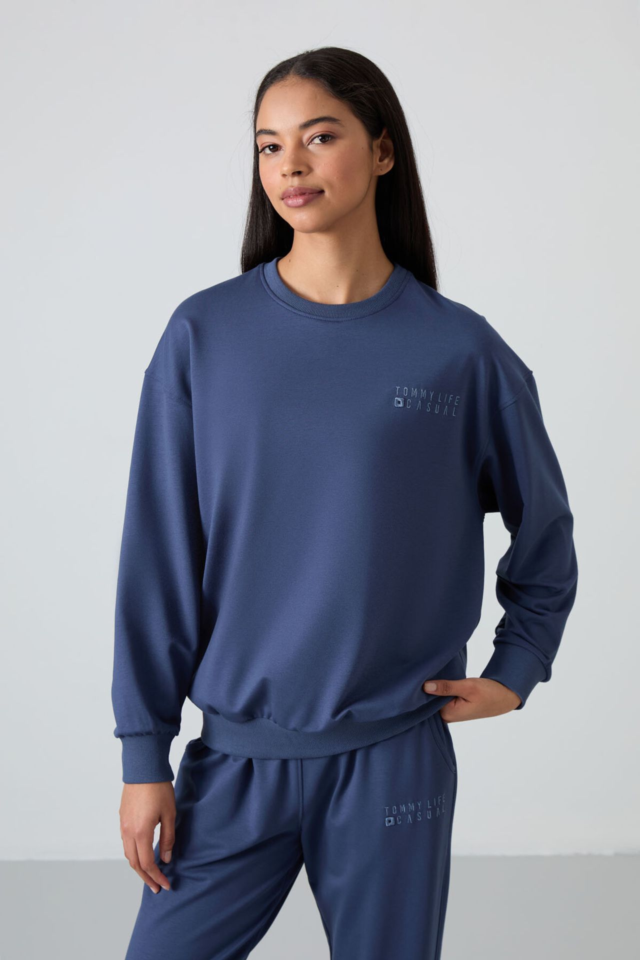 TOMMY Oversized Crew Neck Sweatshirt and Pants Set 2