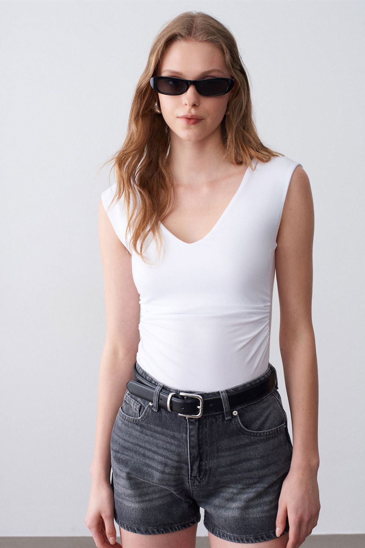 DILVIN Sleeveless V-Neck Slim Fit Blouse 3