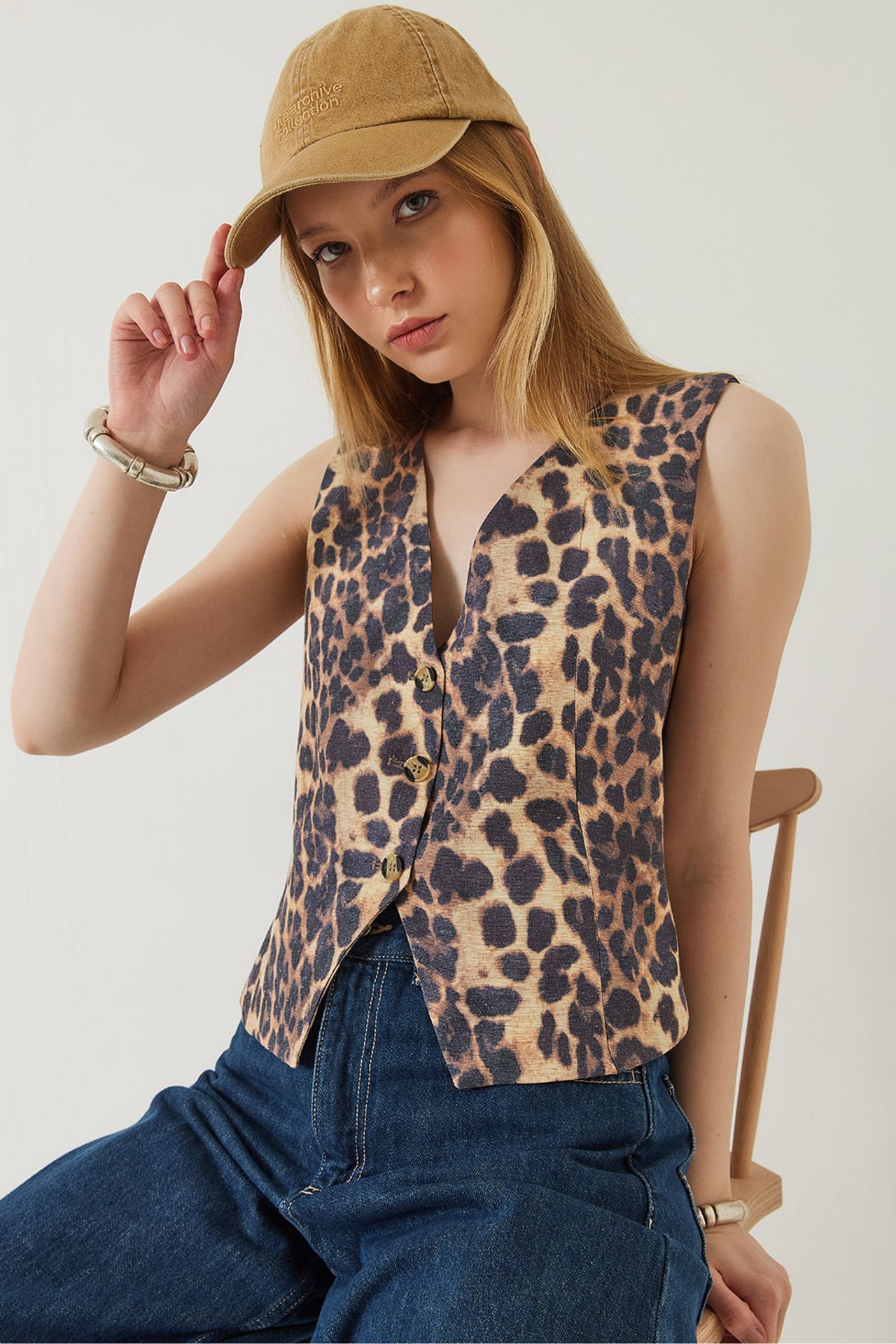 LUCCI Leopard Print V-Neck Buttoned Waistcoat 1