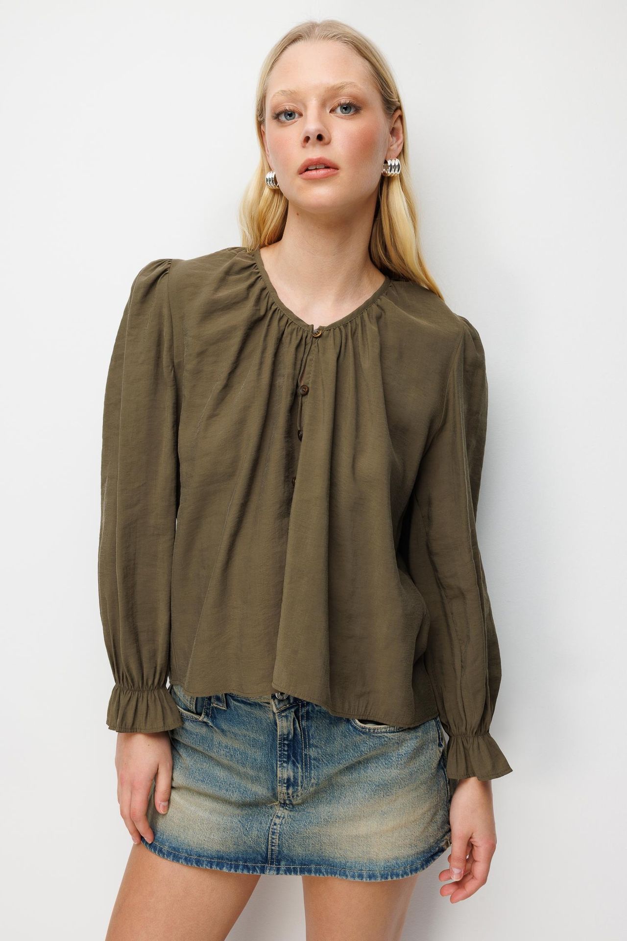 MIXRAY Textured Button-Up Crew Neck Blouse 3