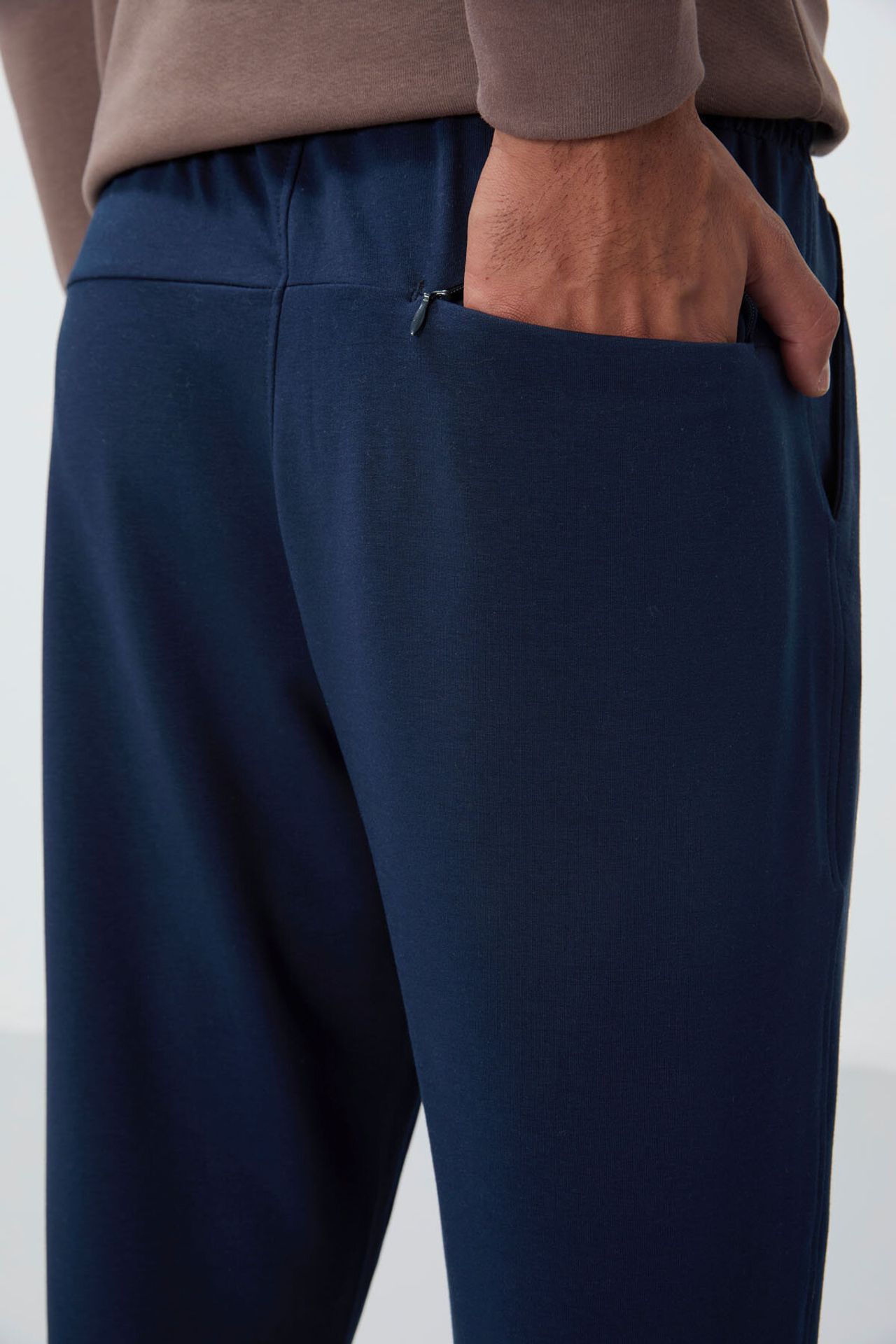 TOMMY Men's Regular-Fit Cotton Blend Sweatpants 5