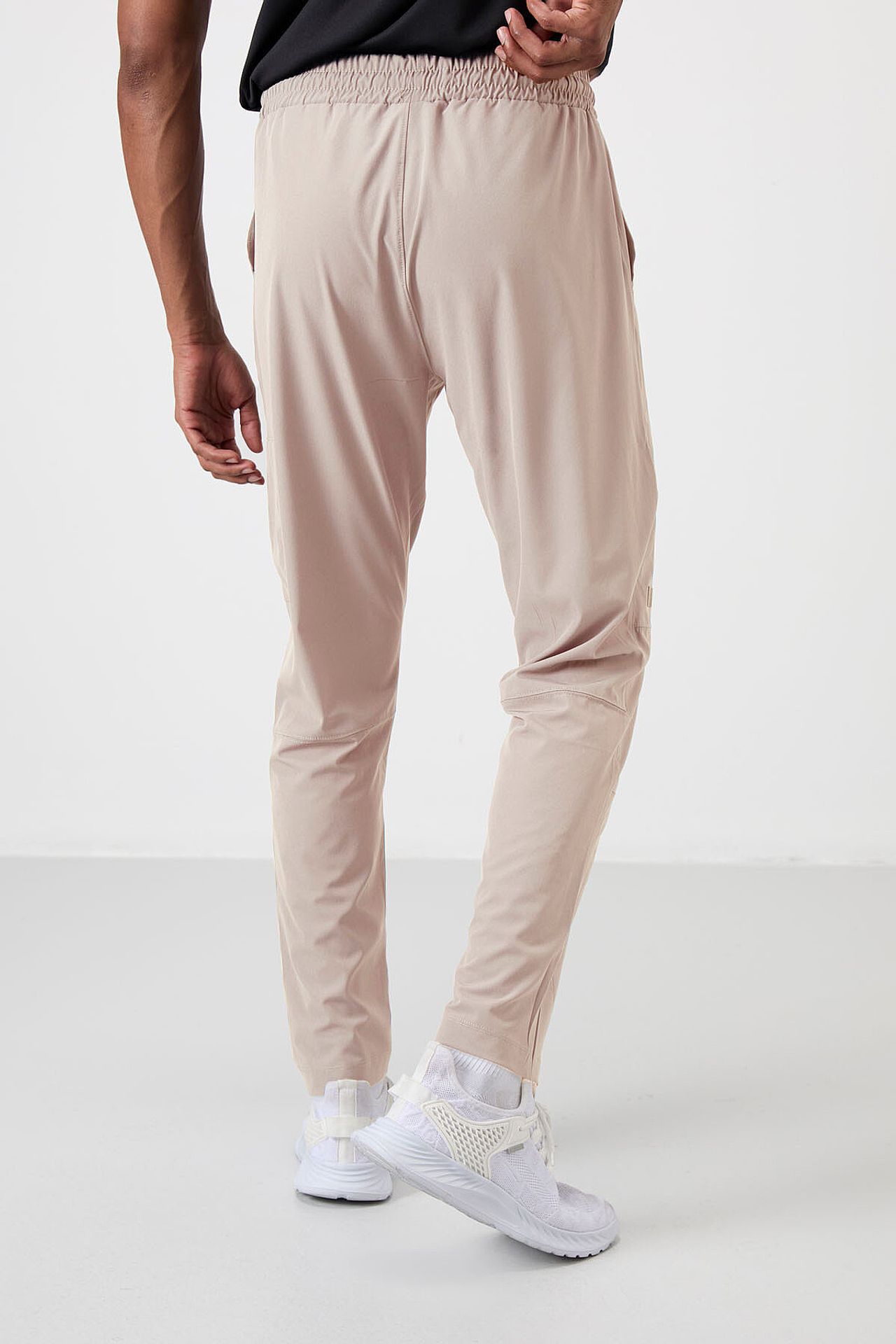 TOMMY Men's Solid Pull-on Sweatpants 6