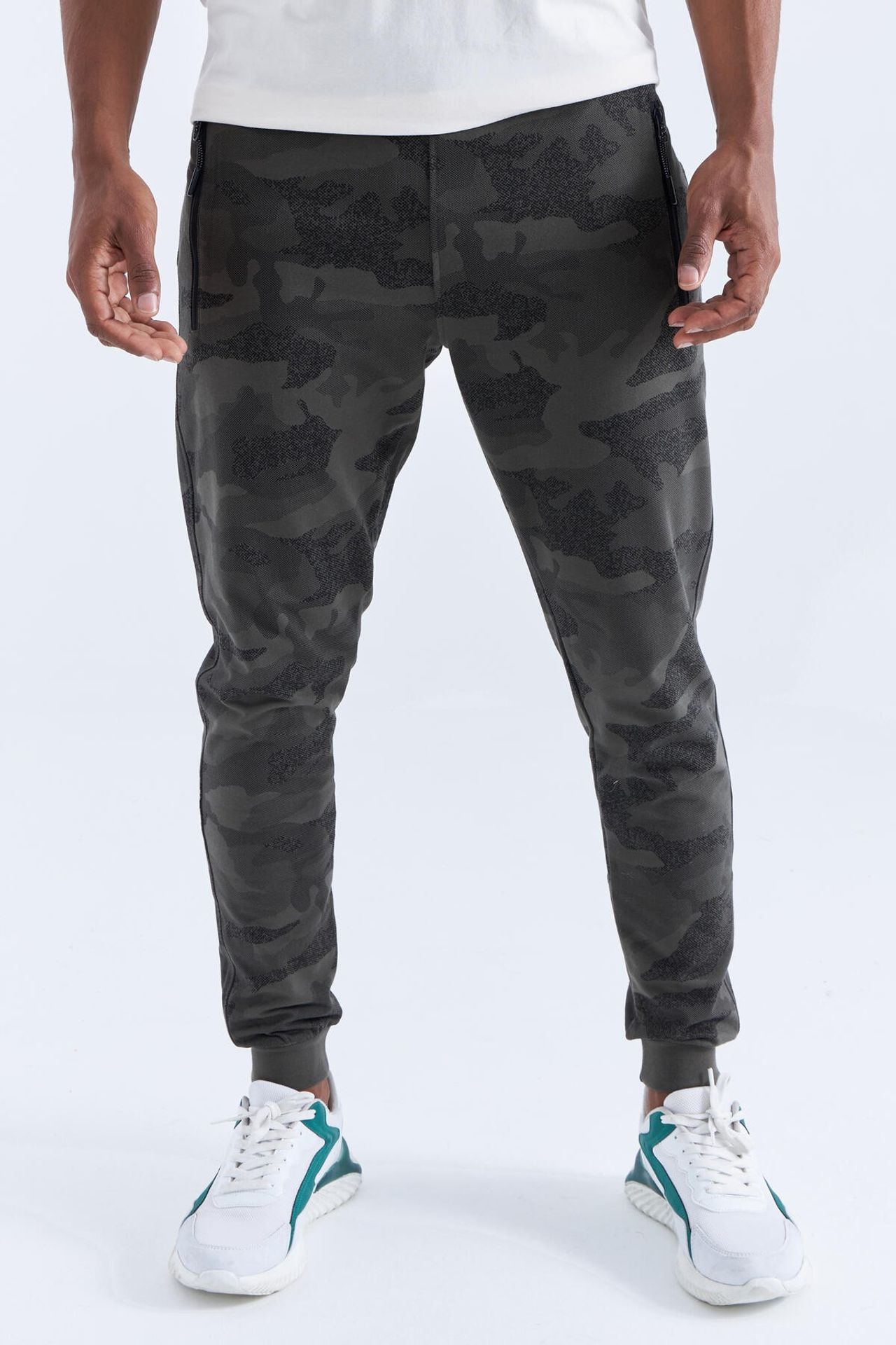 TOMMY Men's Camouflage Slim Fit Sweatpants 4