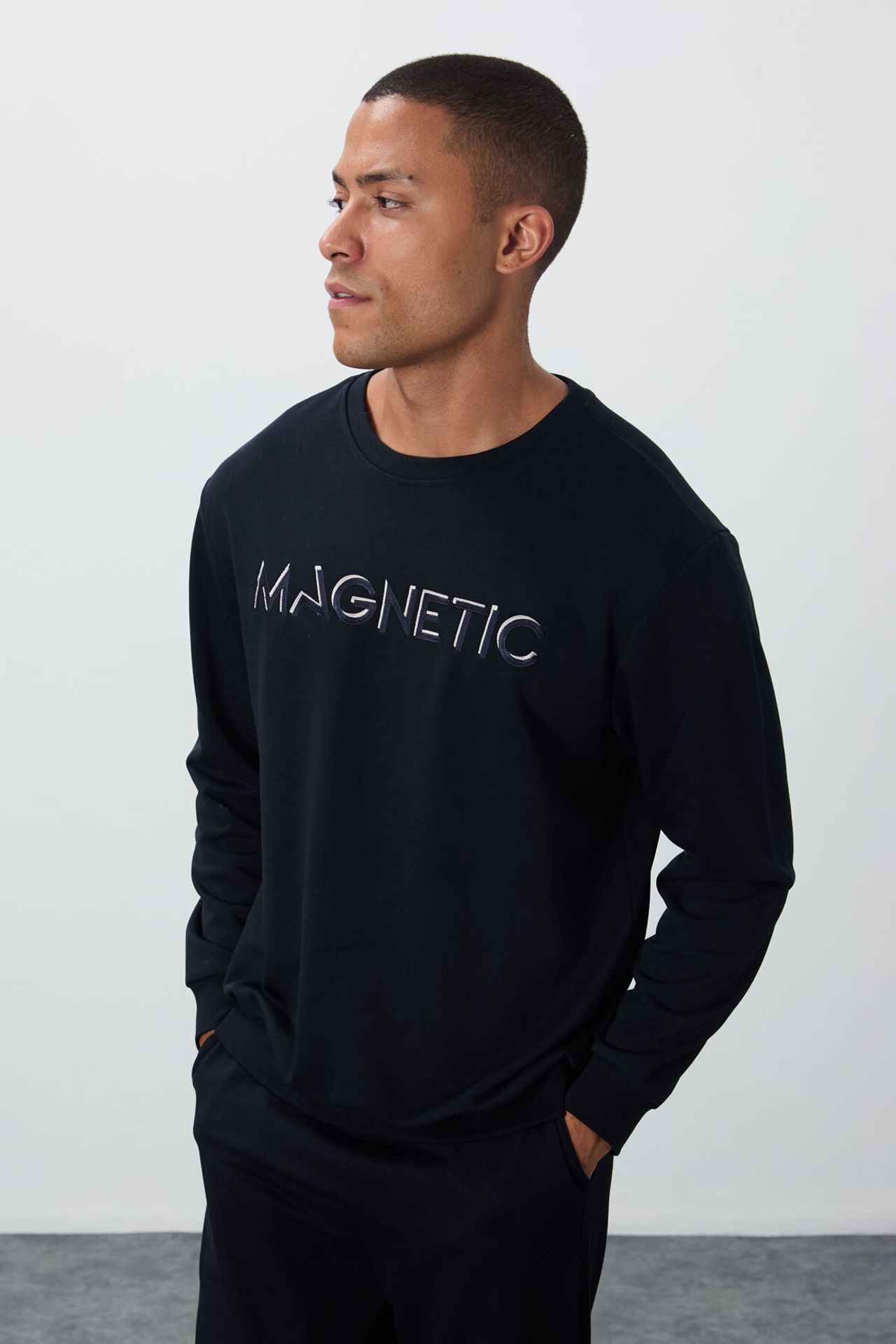 TOMMY Men's Printed Crew Neck Sweatshirt 4