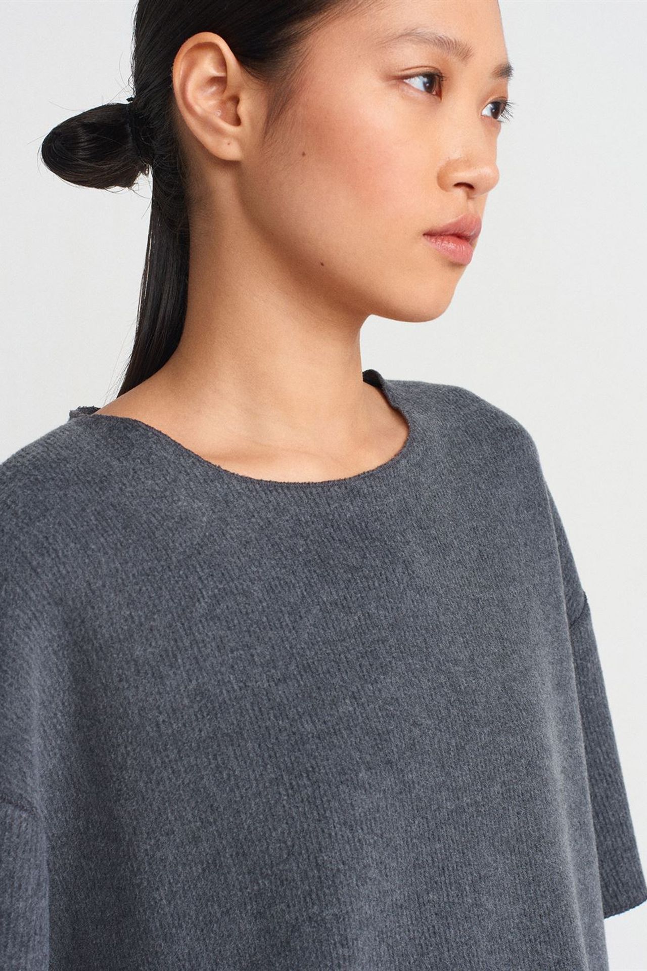 DILVIN Women's Loose Fit Crew Neck T-Shirt 4