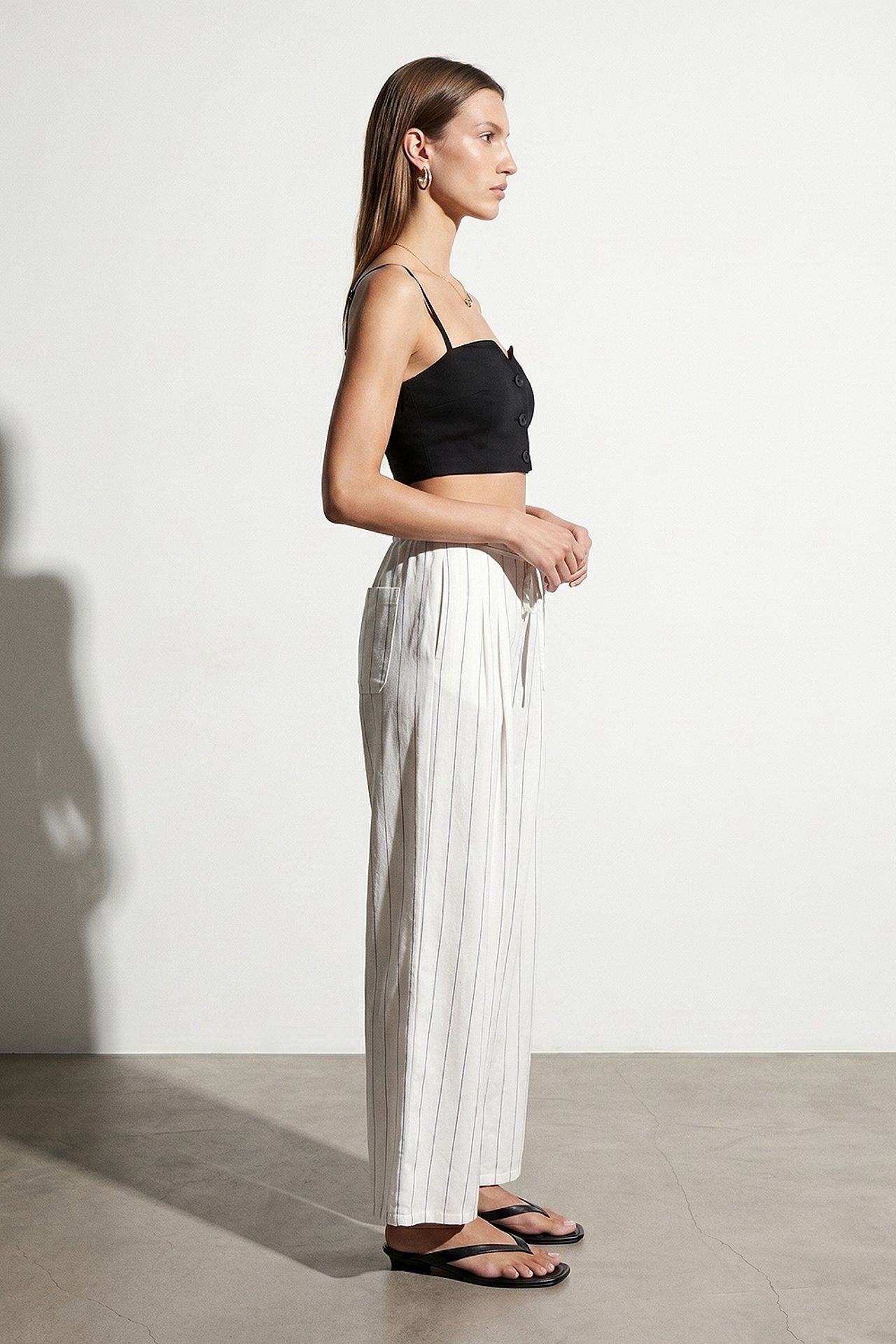 DILVIN Crop Fitted Waistcoat With Heart Neckline 4