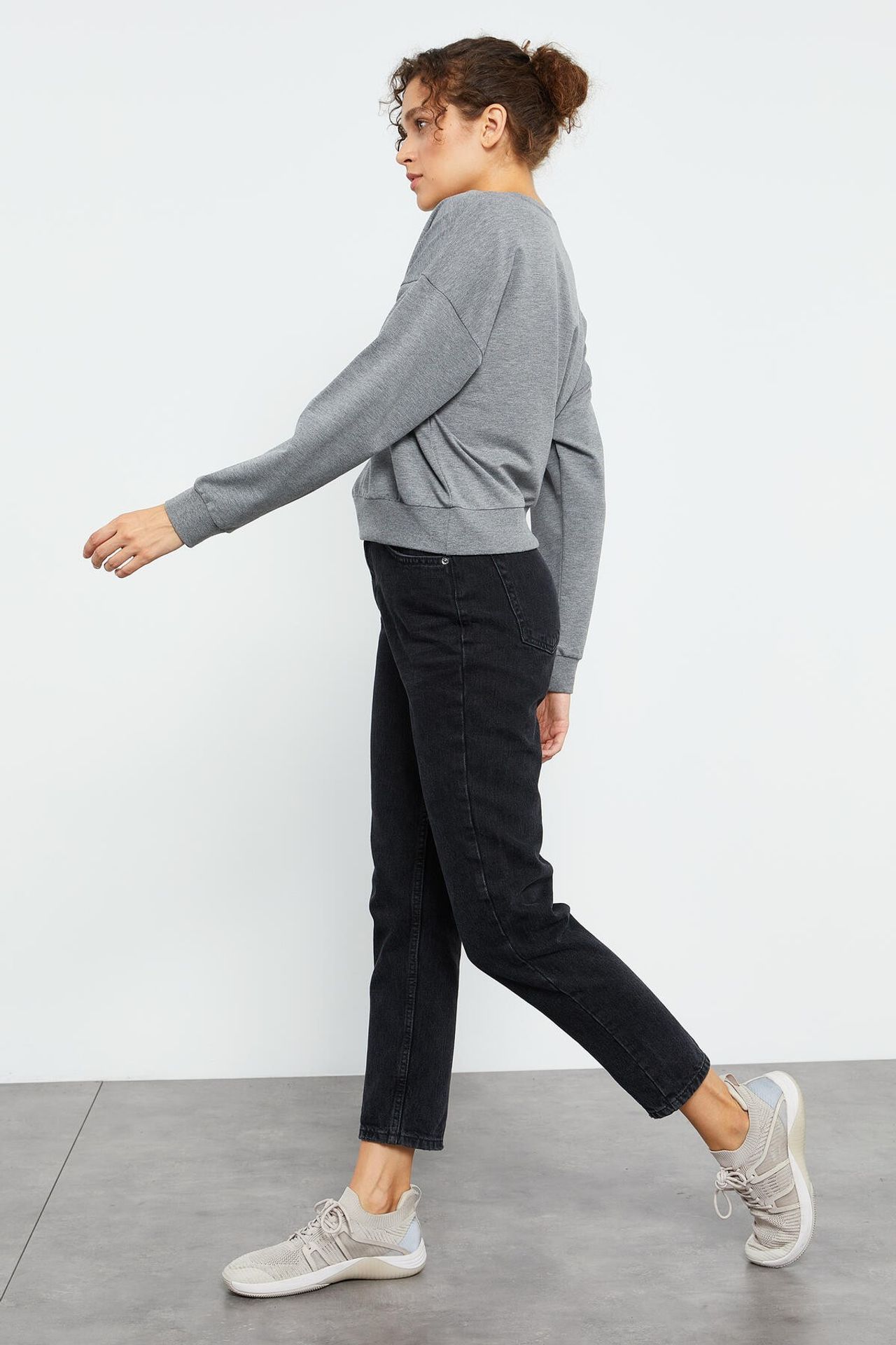 TOMMY Women's Relaxed Crew Neck Sweatshirt 5