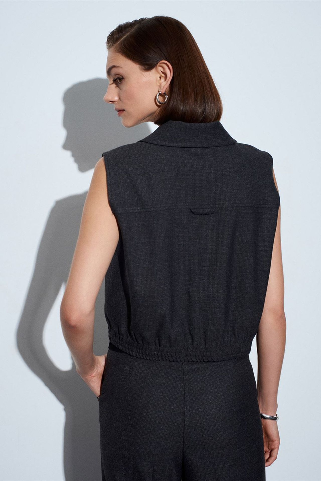 DILVIN Women's Woven Crepe Waistcoat With Zipper 2