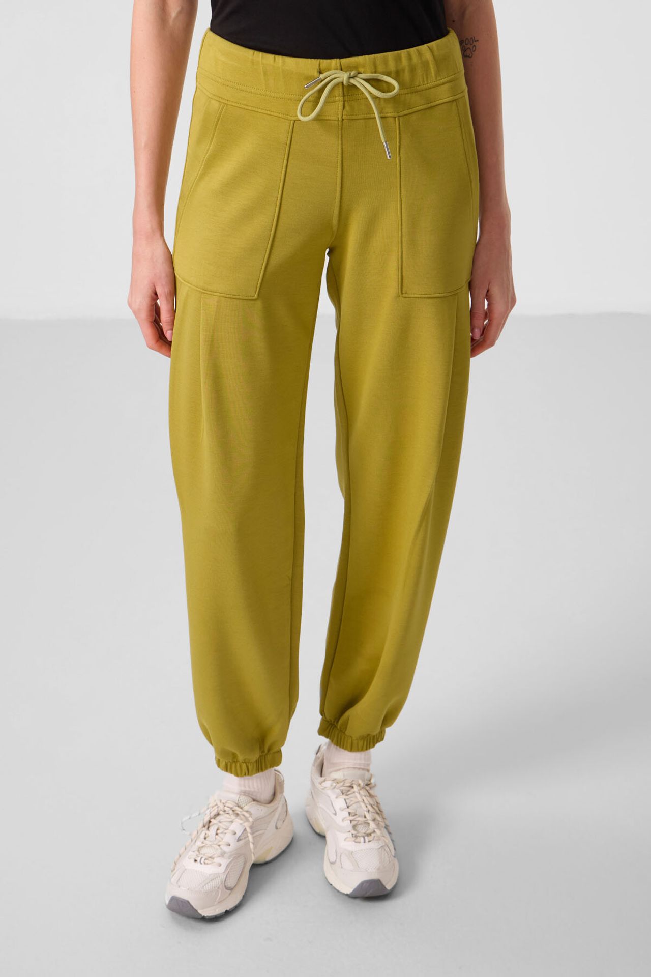 TOMMY Mid Waist Crepe Relaxed Pants with Pocket 2