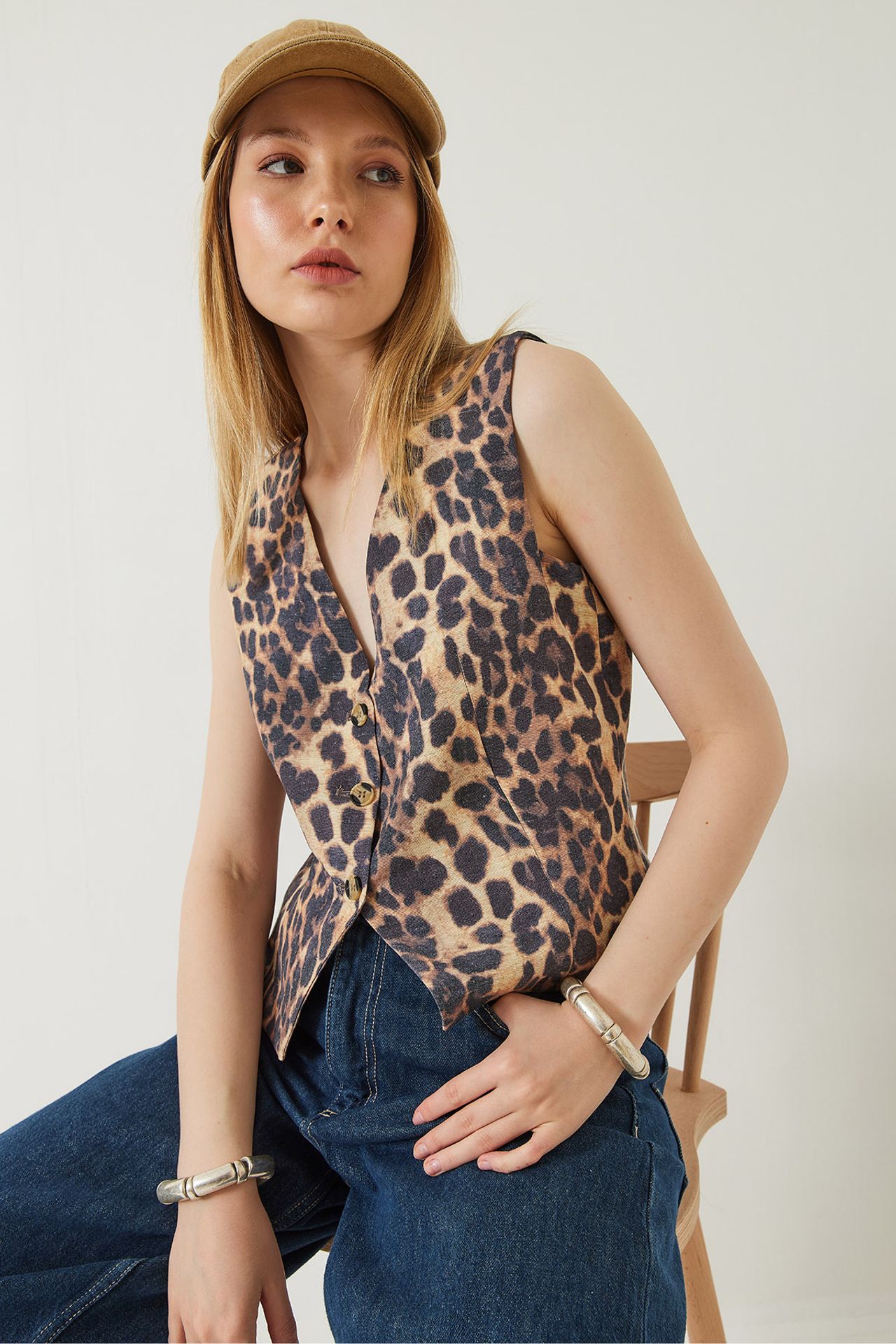 LUCCI Leopard Print V-Neck Buttoned Waistcoat 3