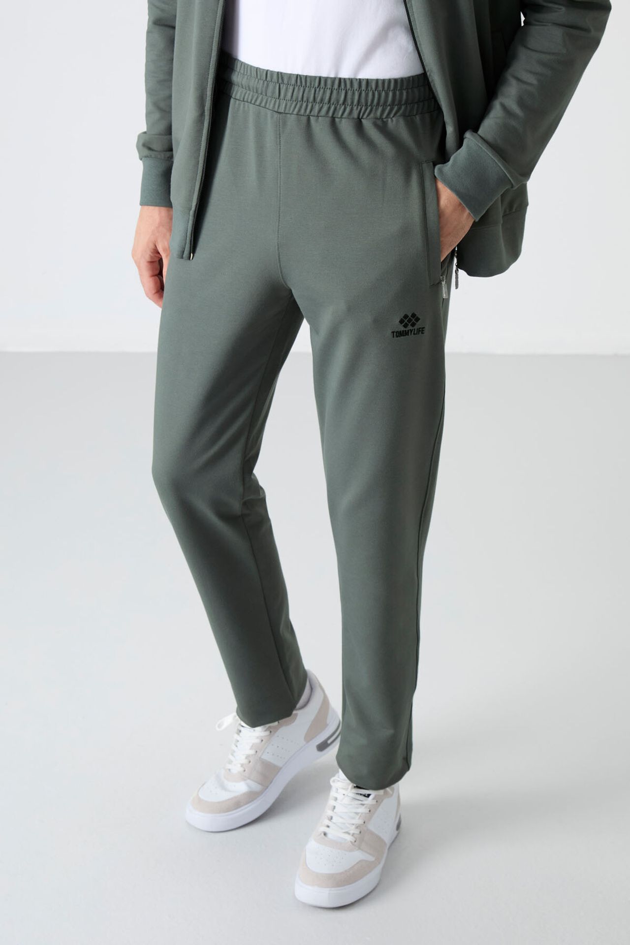 TOMMY Men's Relaxed Fit Zip-collar Sweatshirt And Pants Set 5