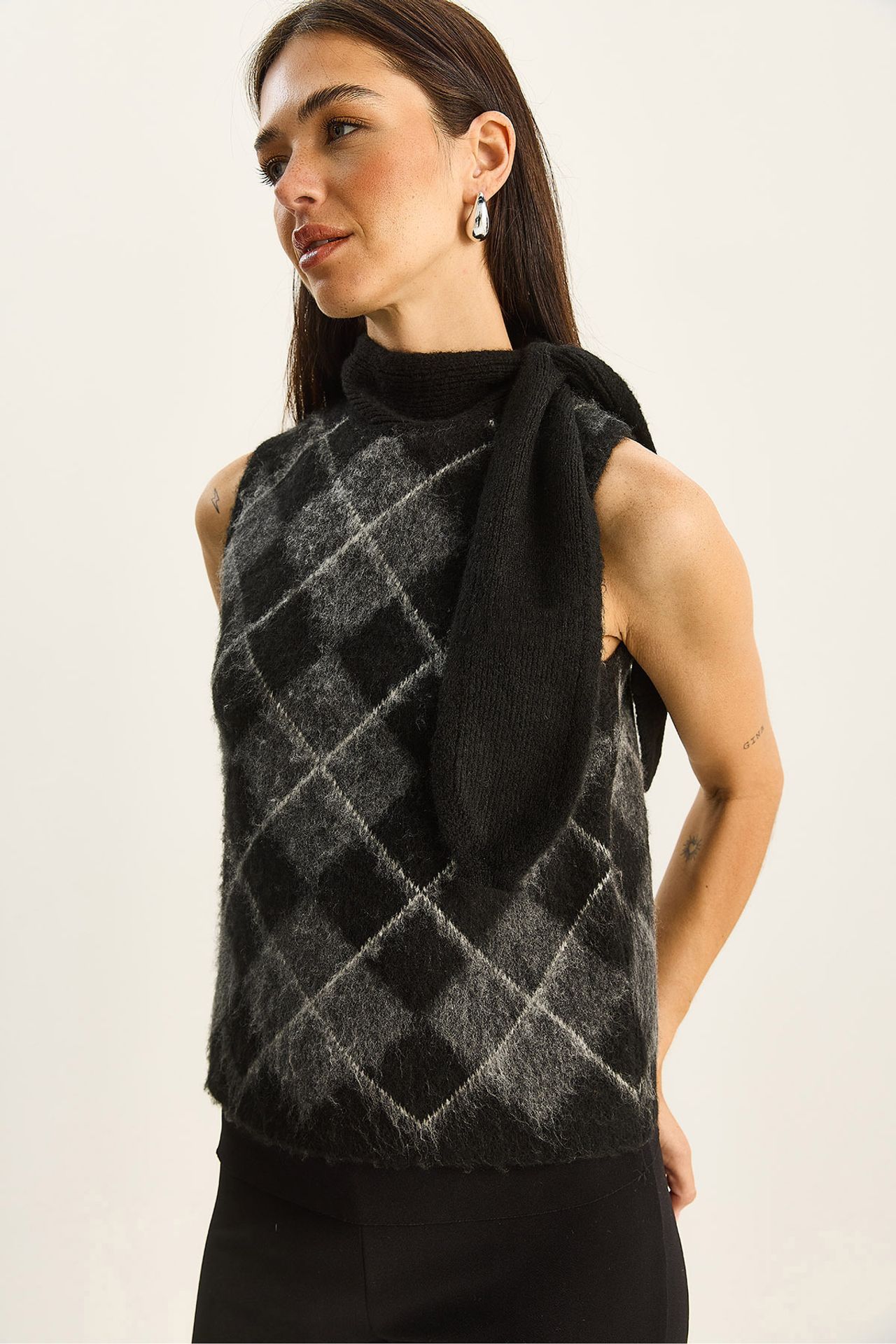 LUCCI Thick Ribbed Knitwear Sweater Vest with Turtleneck 2