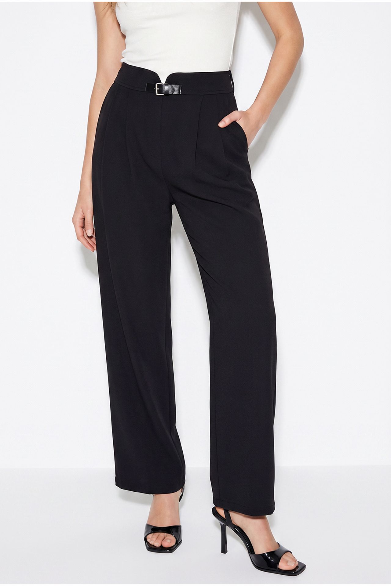 LUCCI Women's Pants