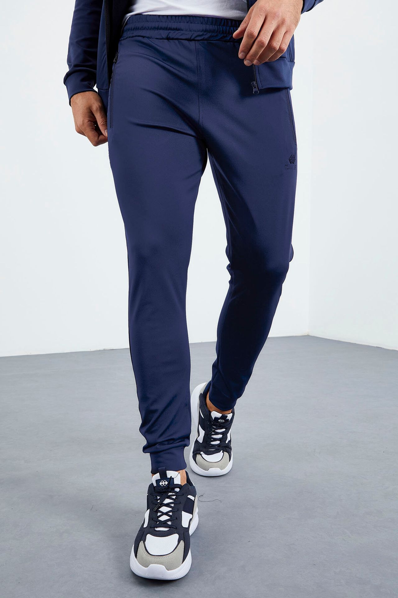 TOMMY Men's Scuba Knit Sweatshirt And Pants Set 2