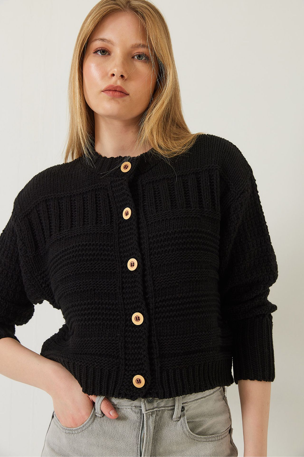 LUCCI Buttoned Cardigan with Crew Neck 3