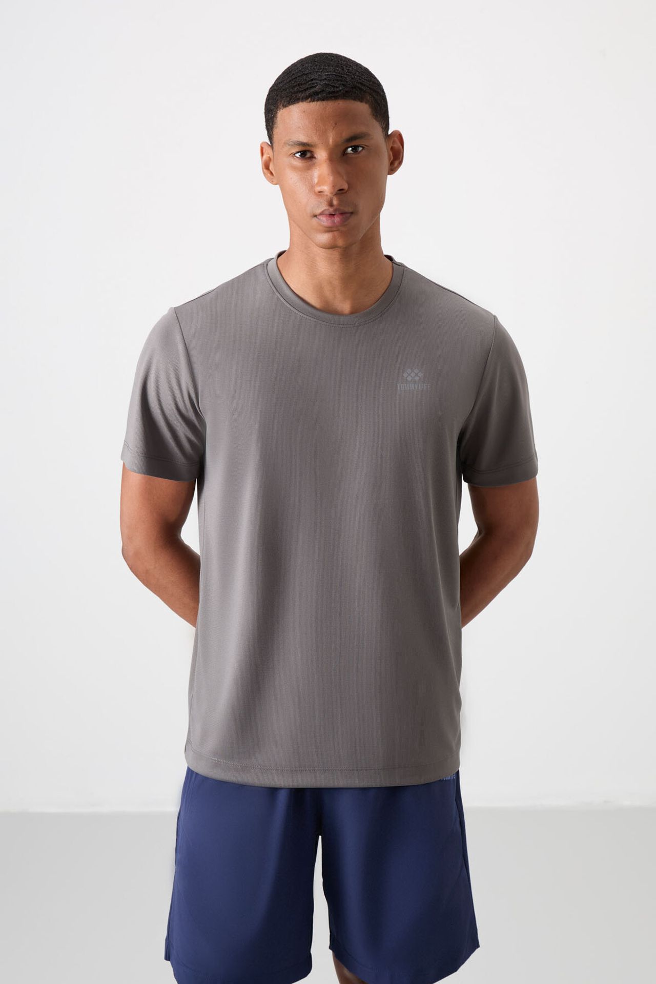 TOMMY Men's Logo Print Crew Neck T-Shirt 1