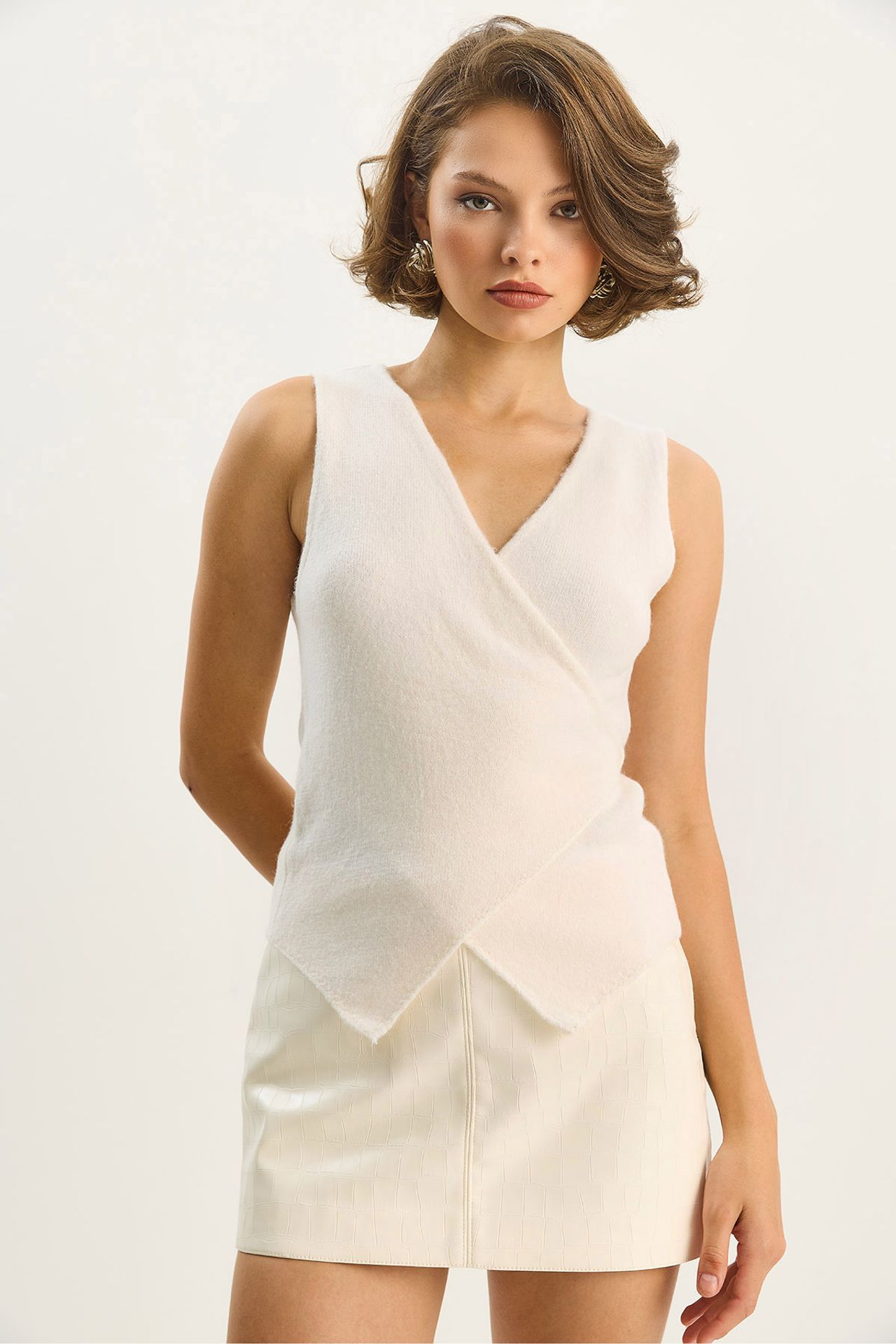 LUCCI Slim Fit V-Neck Tie Closure Waistcoat 4