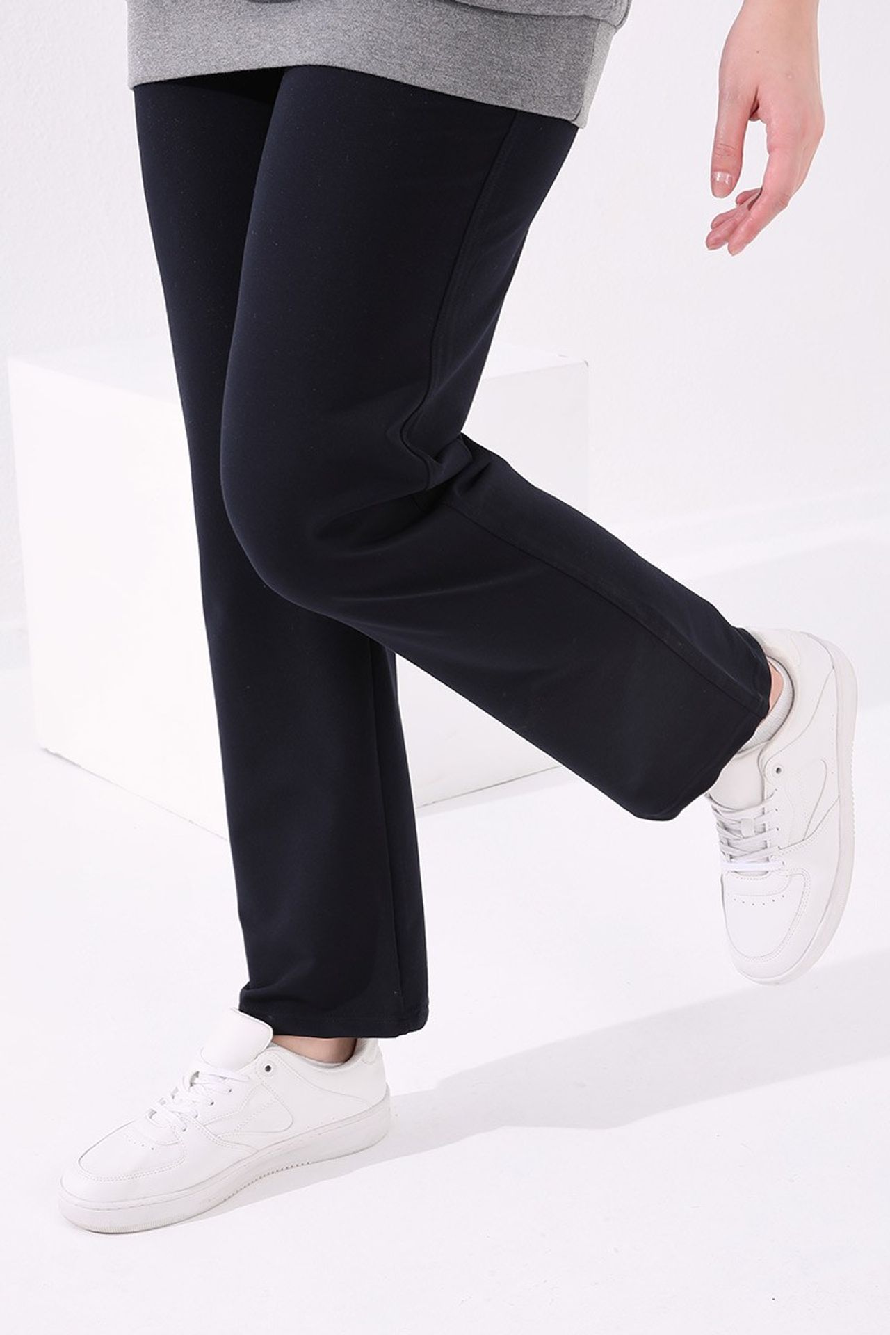 TOMMY Women’s Straight-Leg Knit Sweatpants 3