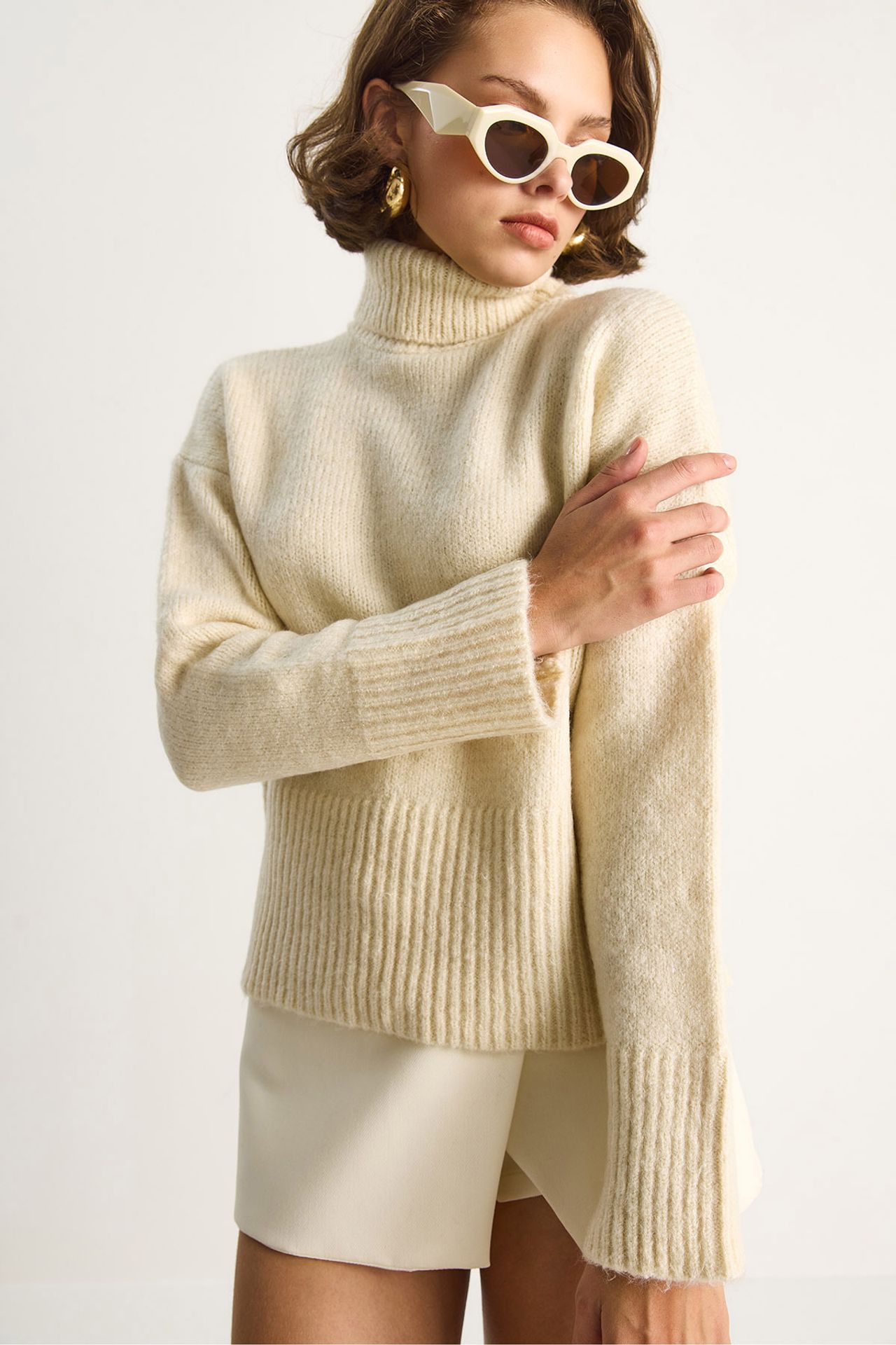 LUCCI Oversized Knit Turtleneck Sweater 5