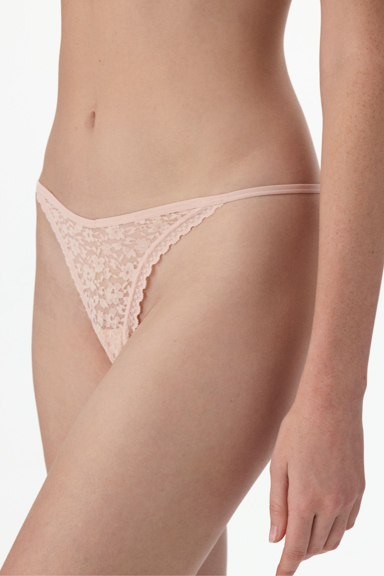 PENTI Easy Lace V-Neck Floral String Briefs 1