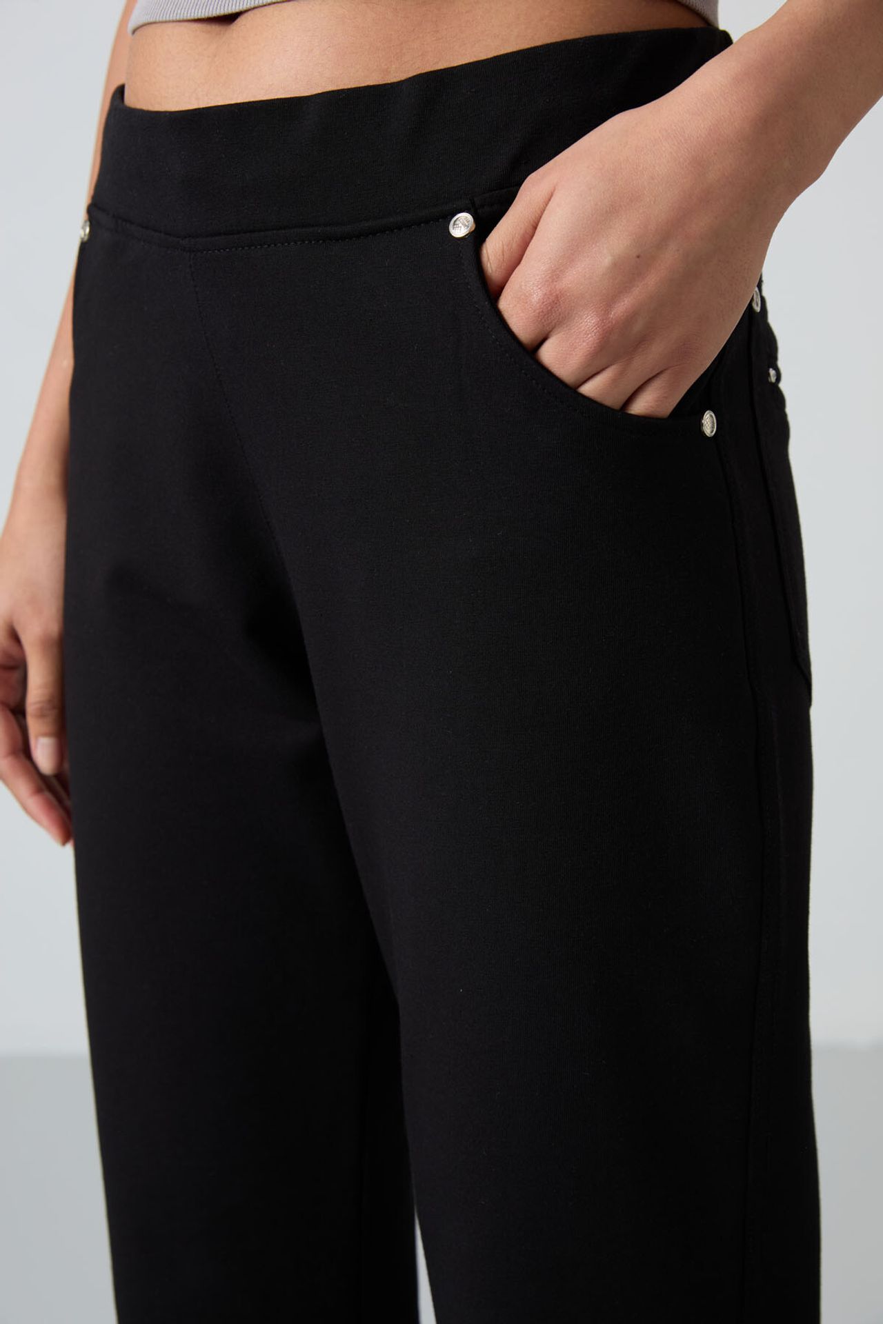TOMMY Women’s Relaxed Straight-Leg Sweatpants 3