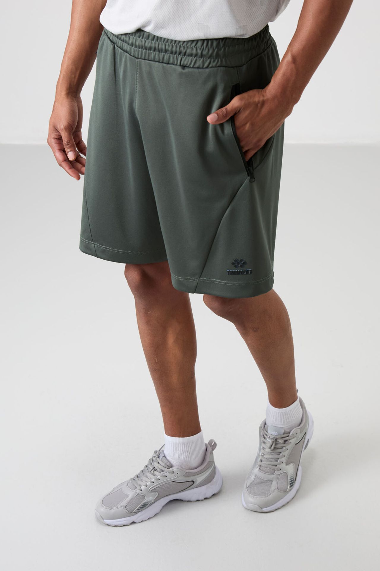 TOMMY Men's Knit Zipper Sweat Shorts 2