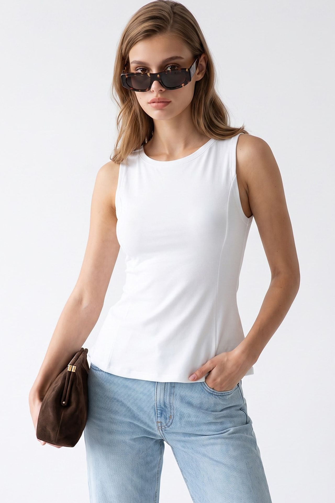 MIXRAY Sleeveless Fitted Crew Neck Blouse 1