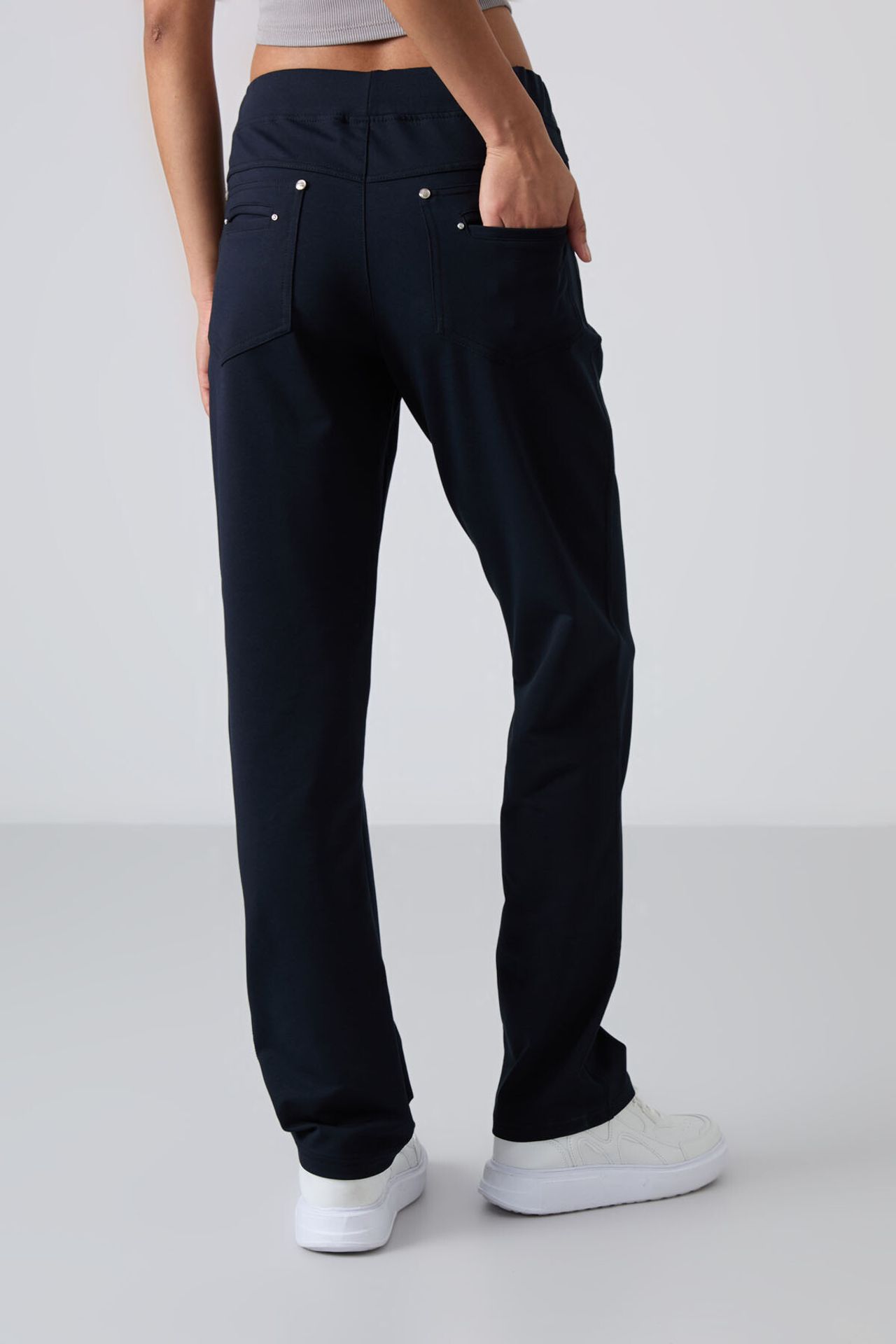 TOMMY Women’s Relaxed Straight-Leg Sweatpants 6