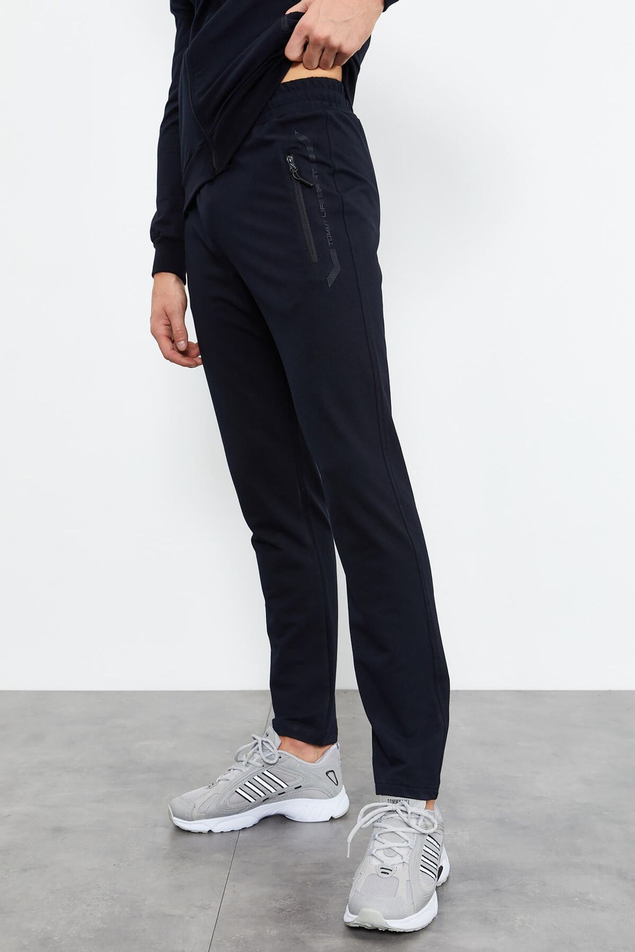 TOMMY Men's Zip-Front Sweatshirt And Pants Set 2
