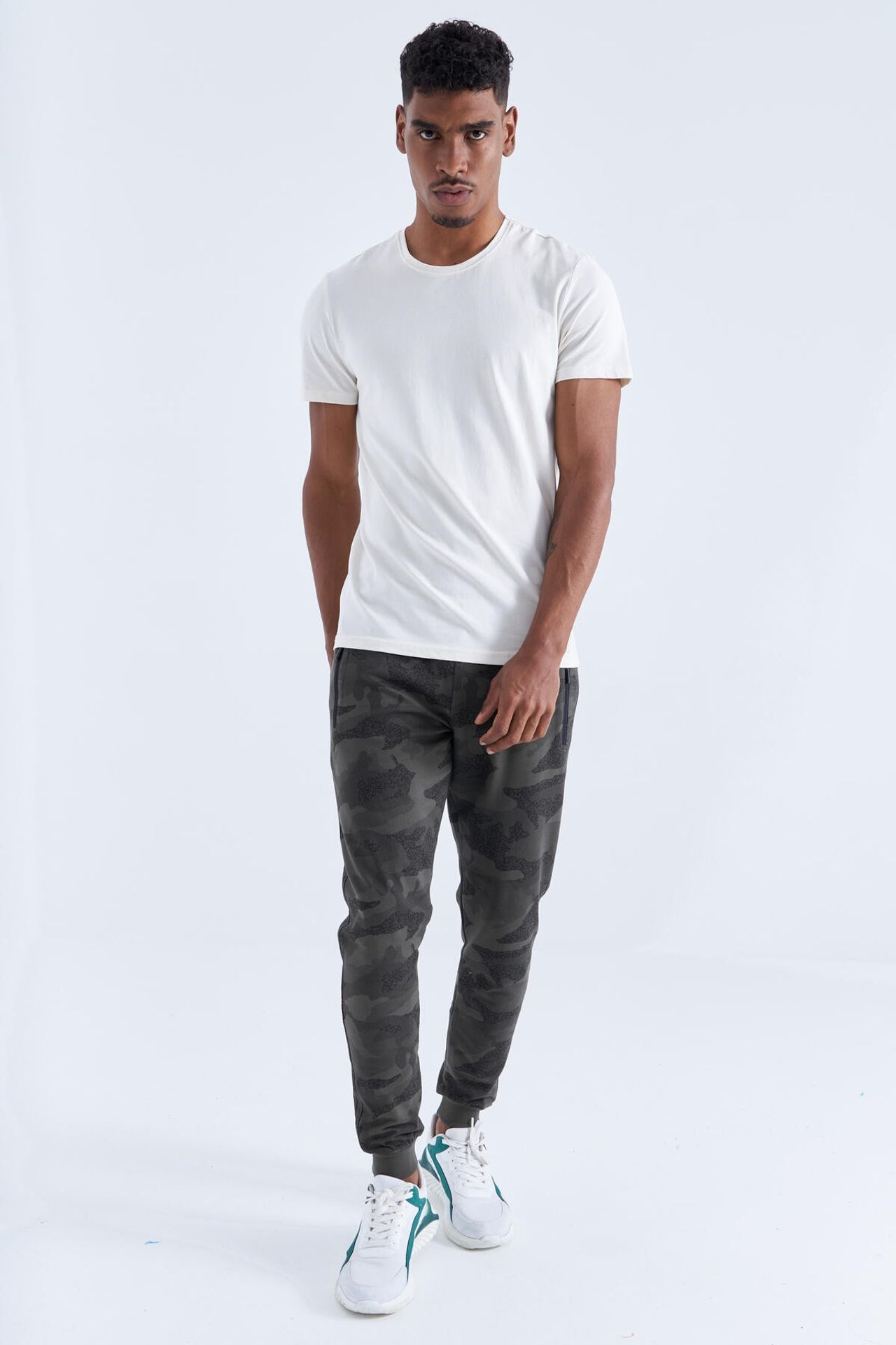 TOMMY Men's Camouflage Slim Fit Sweatpants 1