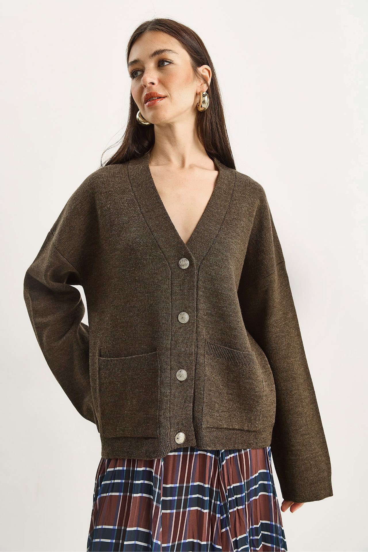 LUCCI Thick Ribbed V-neck Cardigan with Button Closure 5