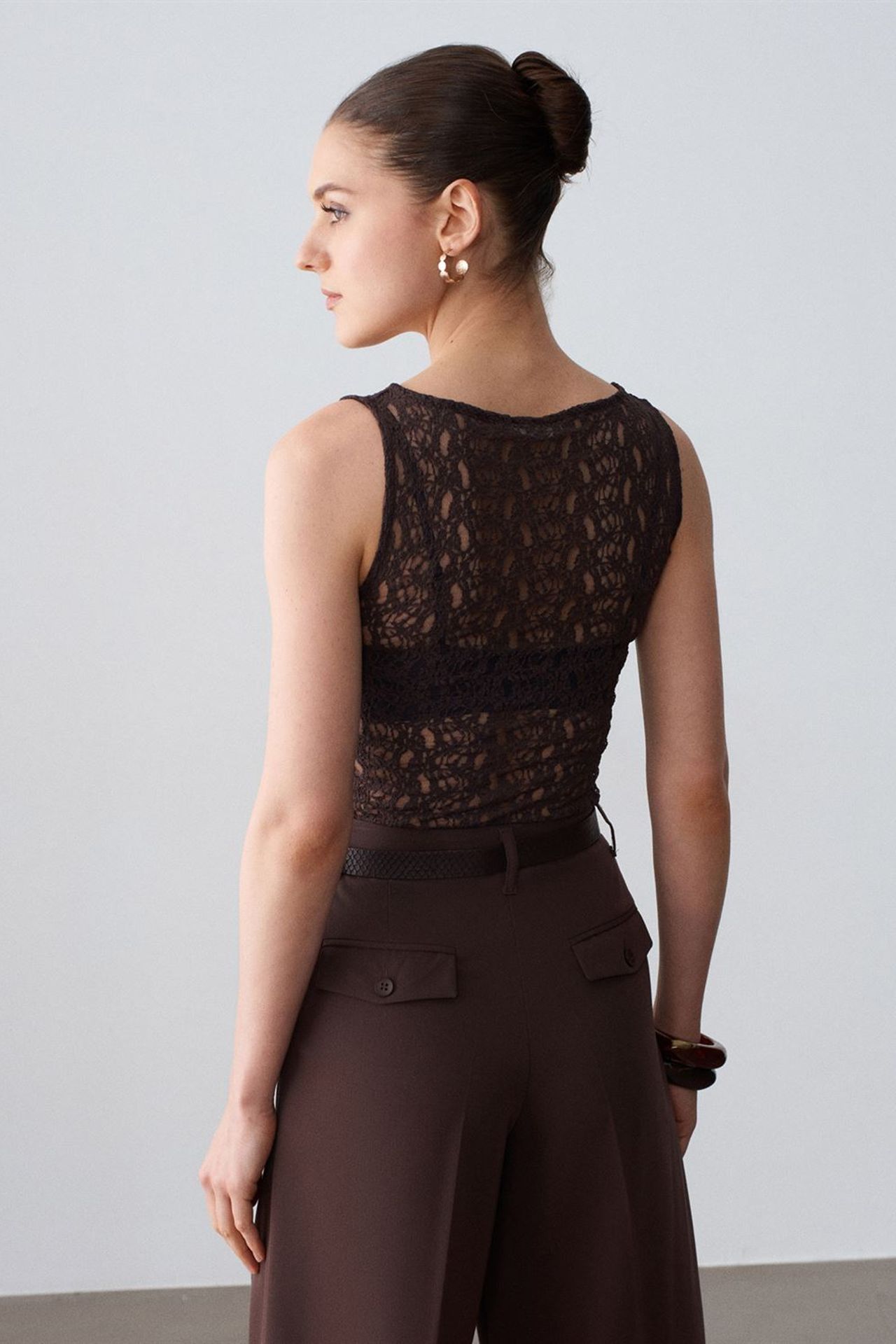 DILVIN Fitted Lace Sleeveless Blouse 2